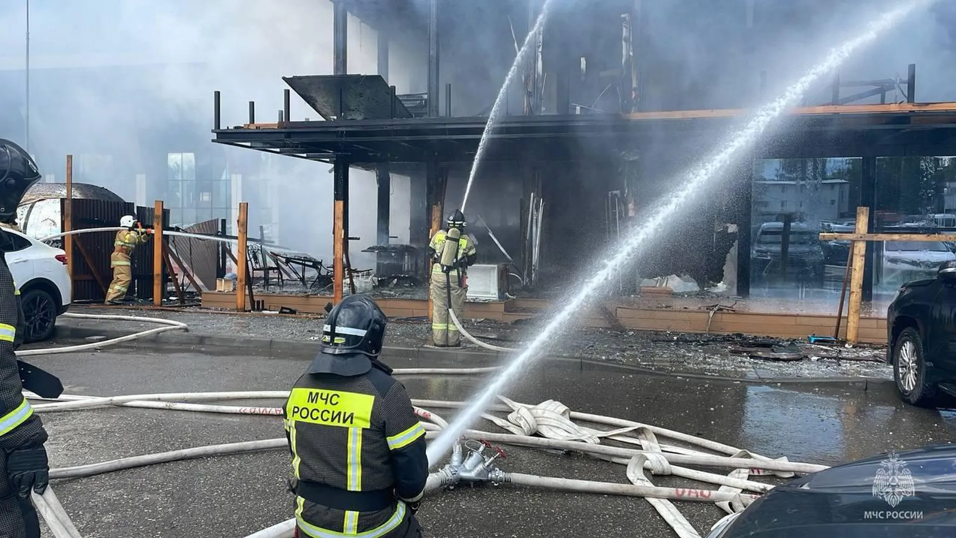 Спасатели локализовали открытое горение рядом с аэропортом в Минводах