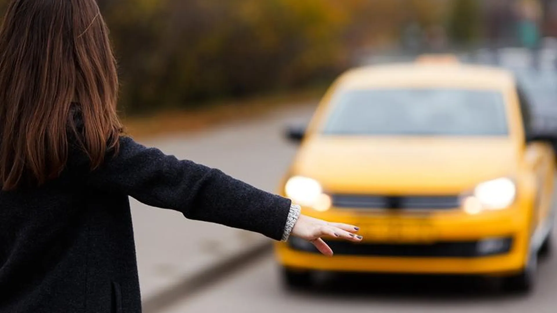 Две девушки ограбили таксиста в Дмитрово в его первый заказ