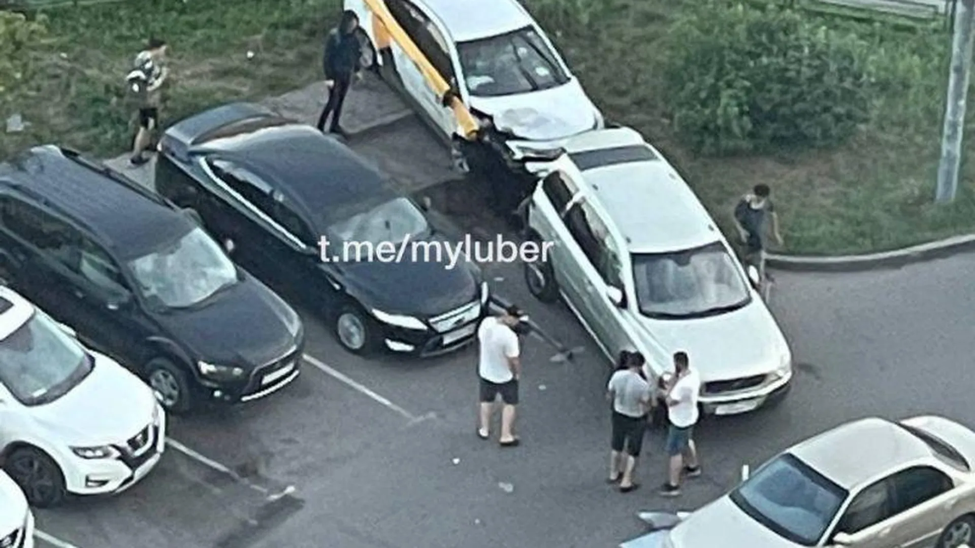 Водитель такси снес забор и врезался в припаркованную машину в Люберцах