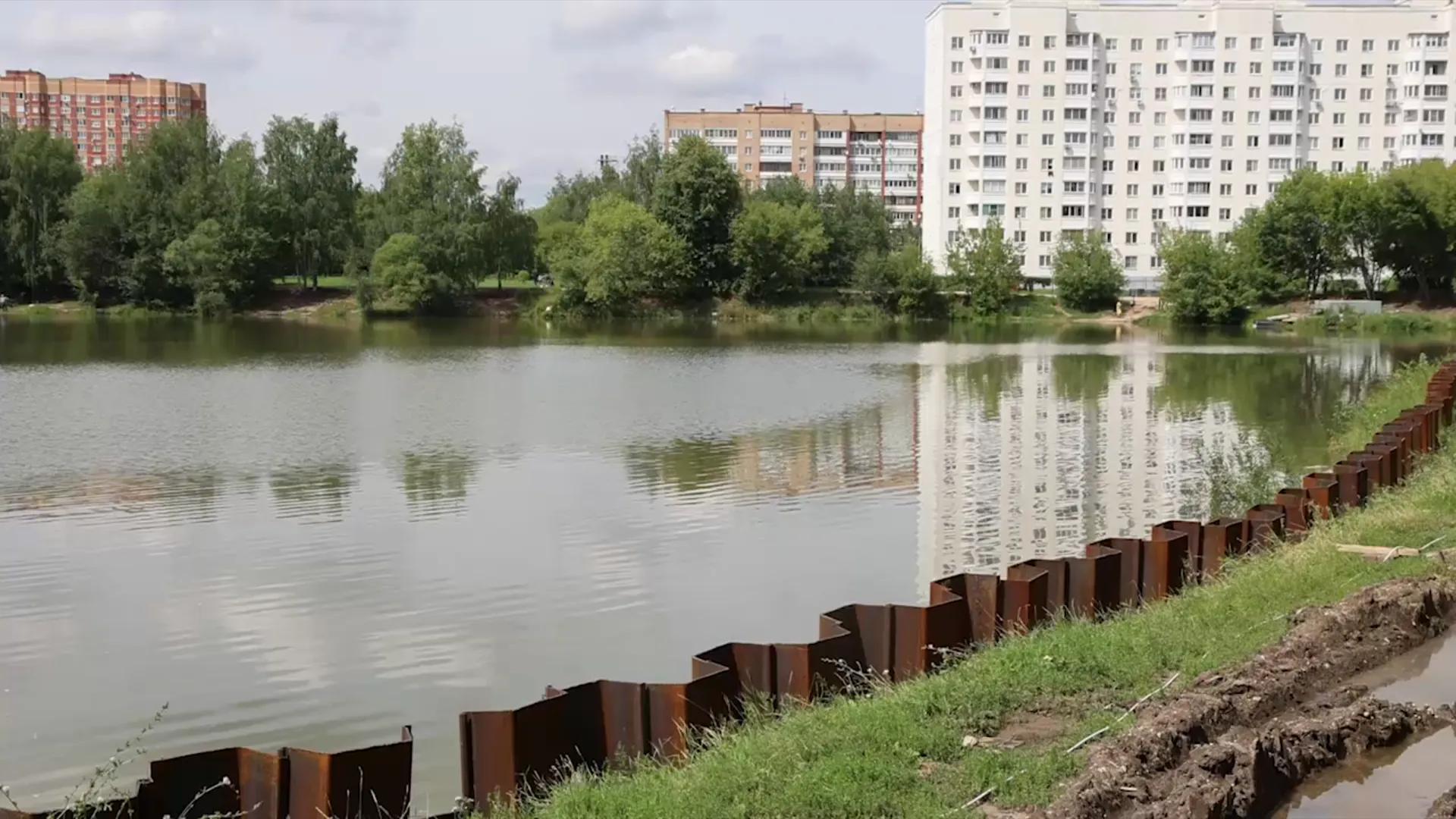 В Щелково завершают благоустройство пространства вокруг Чкаловского озера
