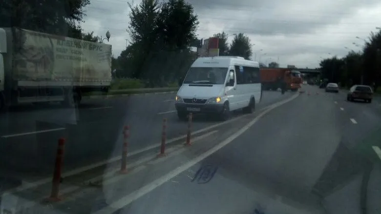 Два человека пострадали при столкновении КамАЗа и маршрутки в Котельниках