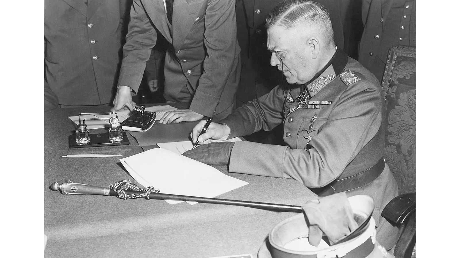 Генерал-фельдмаршал вермахта Вильгельм Кейтель подписывает Акт о безоговорочной капитуляции Германии, 8 мая 1945 года
