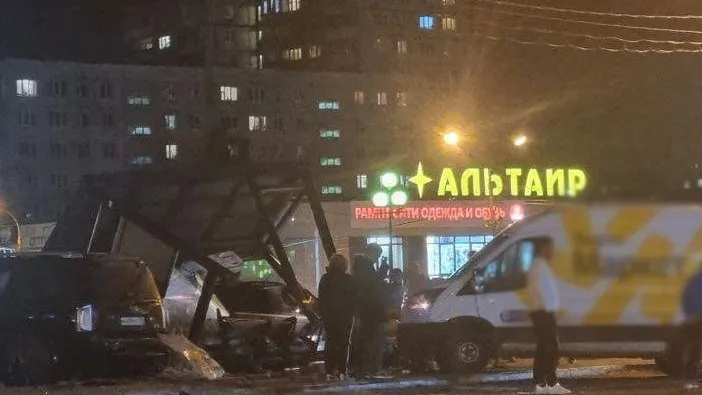 Автомобиль популярного маркетплейса снес остановку в Жуковском