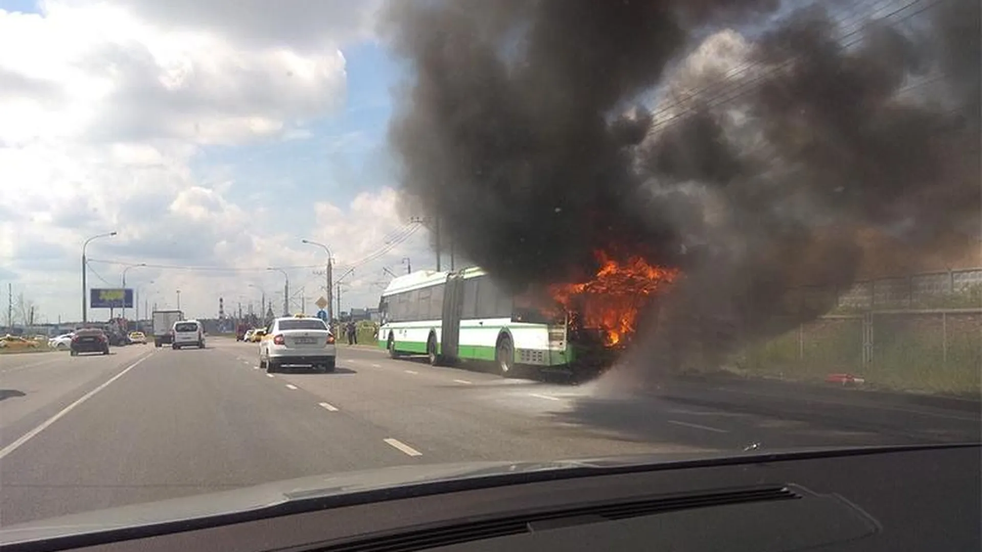 Пассажирский автобус загорелся на Шереметьевском шоссе