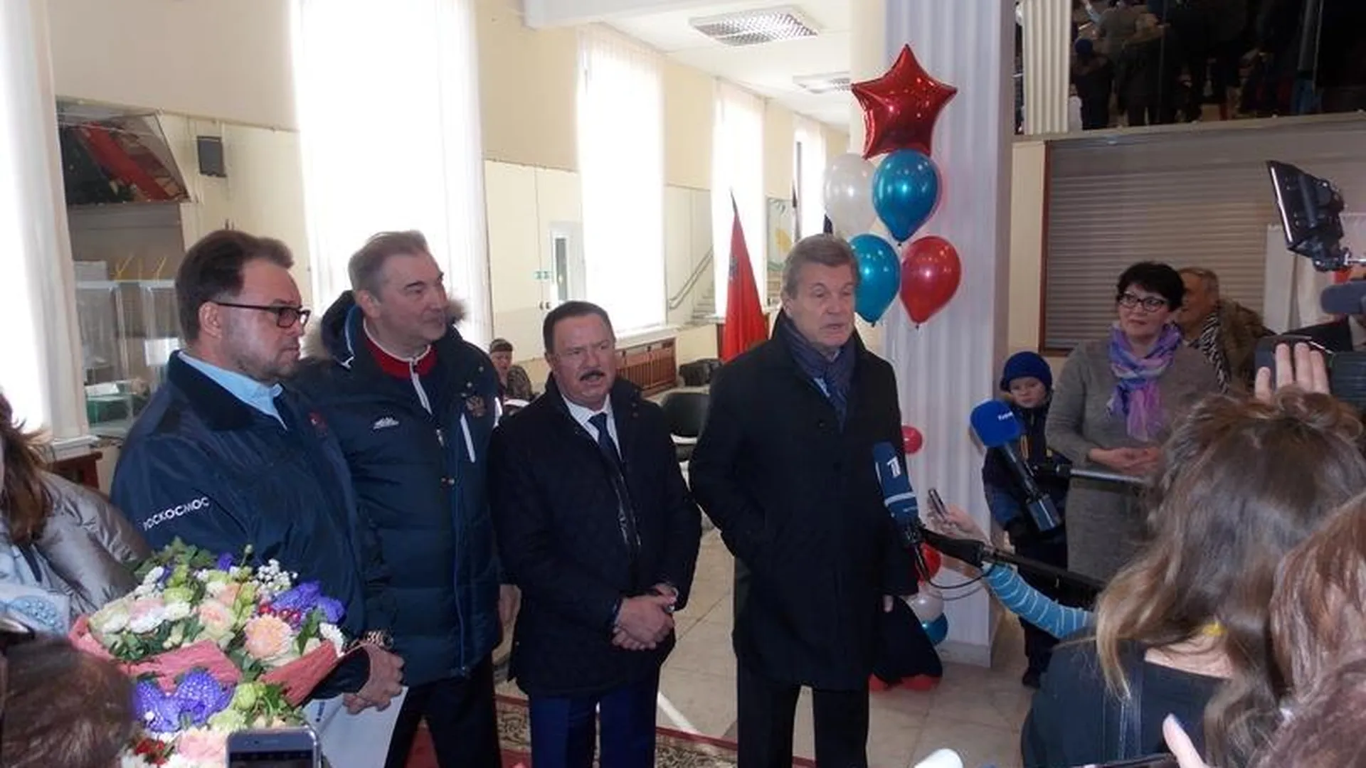 Лев Лещенко и Владислав Третьяк произвели фурор на избирательном участке в Королеве