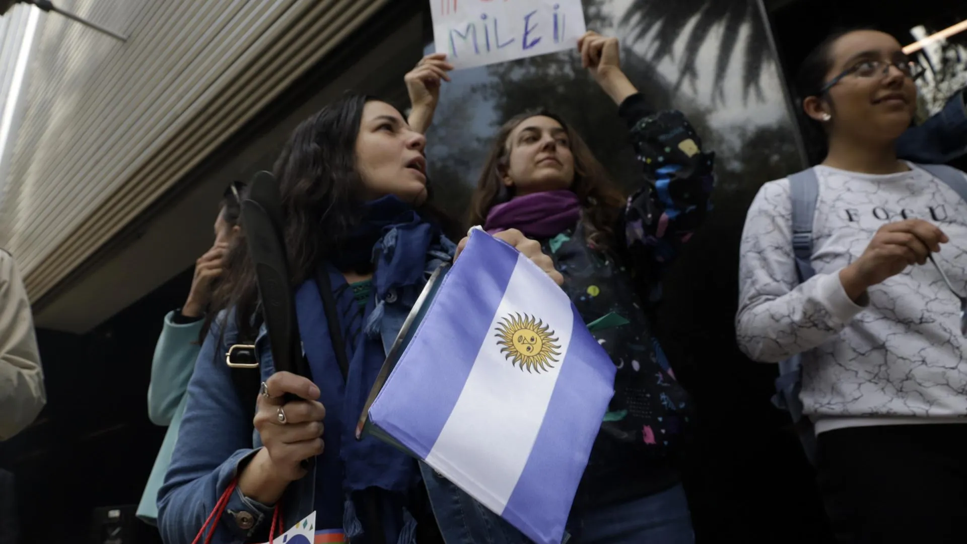Протестанты в Буэнос-Айресе. Надпись на плакате: «Пошел вон, Милей!». Фото: Luis Barron / Keystone Press Agency