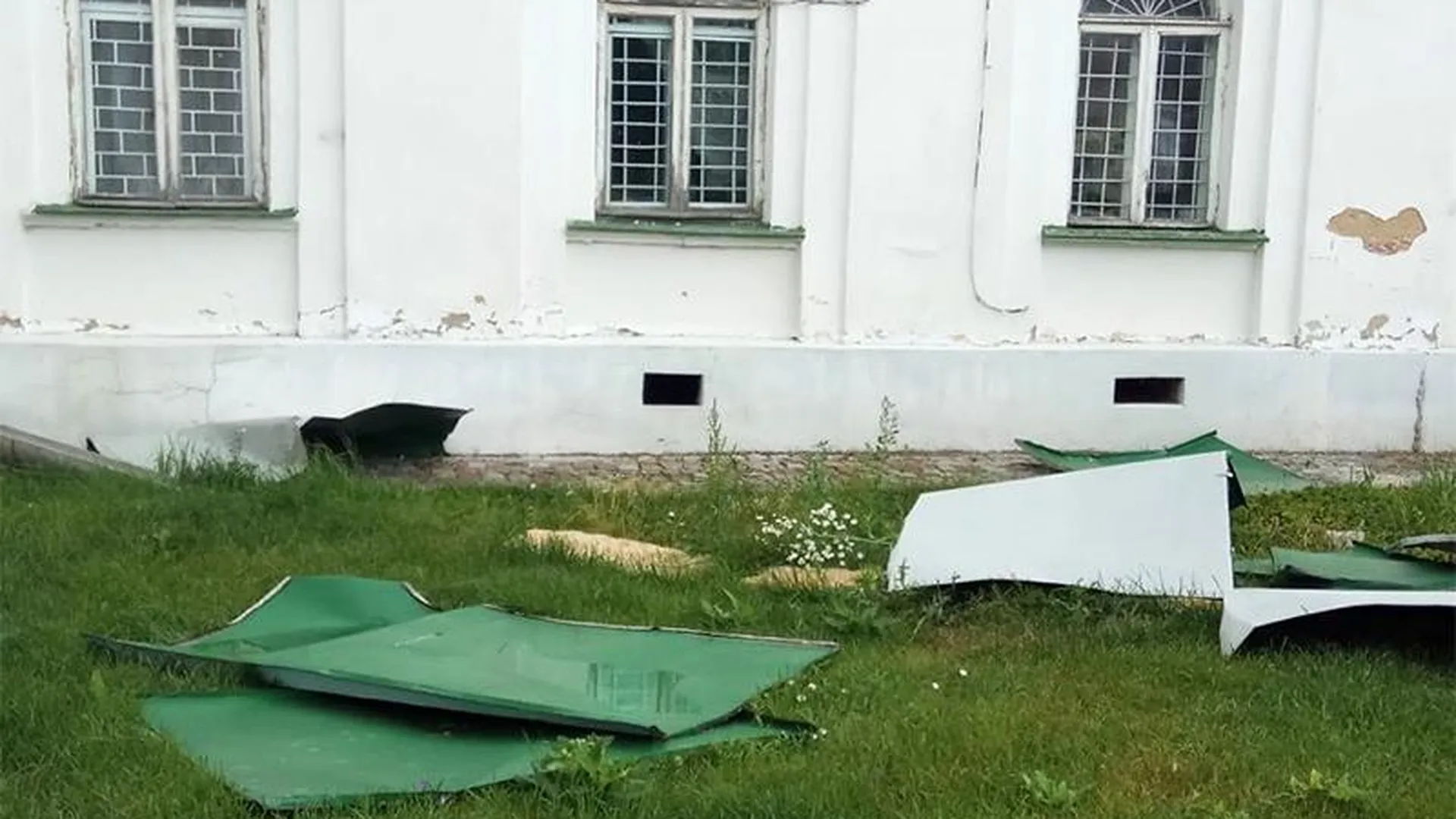 Ураганный ветер сорвал кровлю со здания усадьбы в Подольске