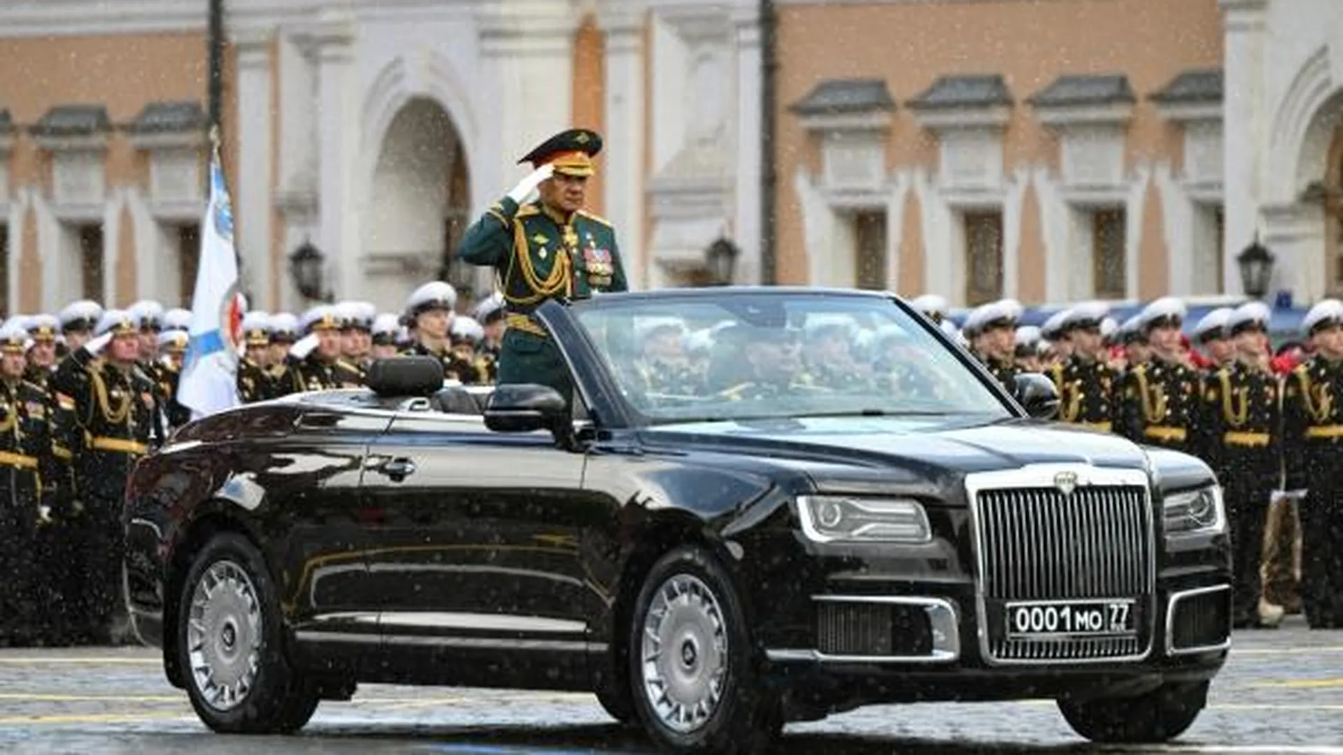 Путин и Шойгу коротко поговорили после парада Победы в Москве