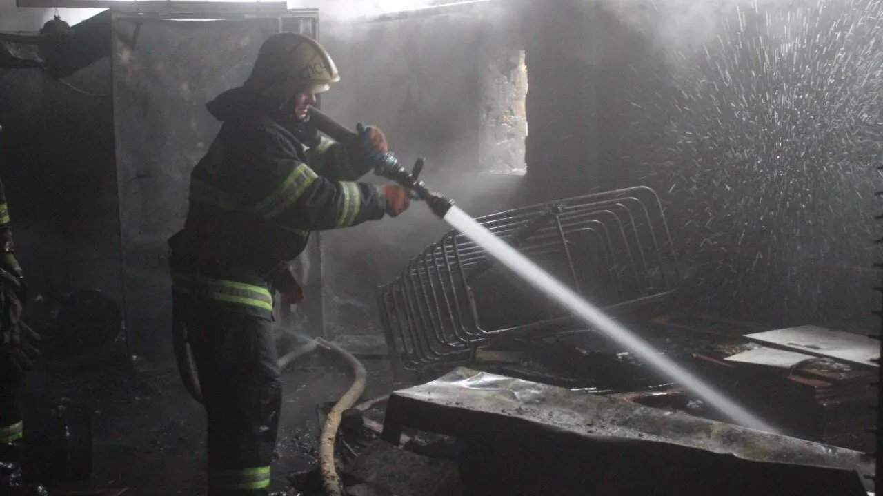 Нежилое здание загорелось рано утром в подмосковных Химках