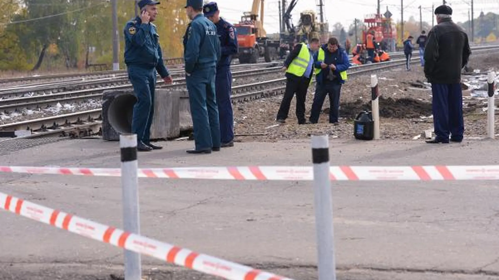 Иномарка врезалась в железнодорожную платформу в Подмосковье