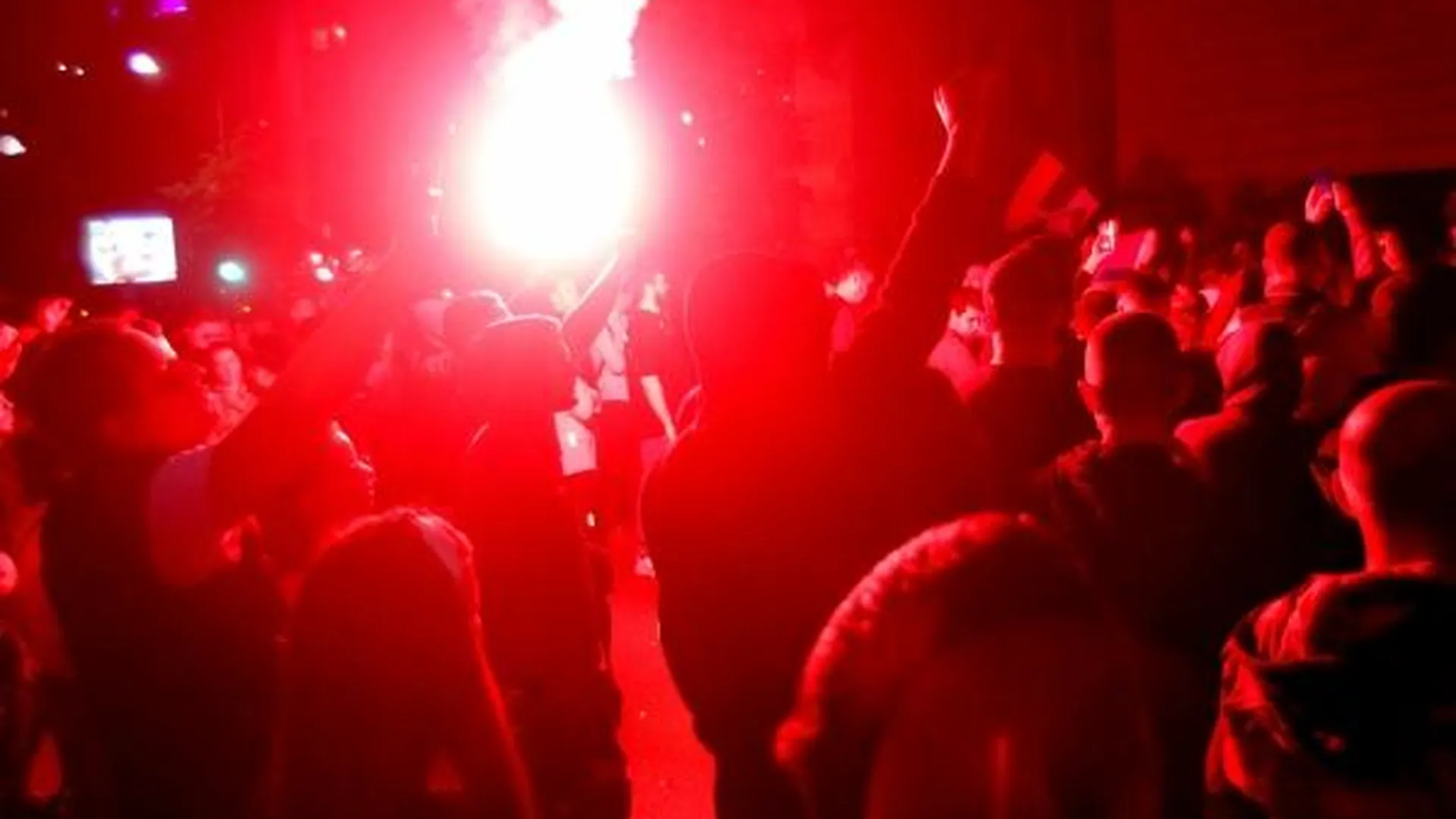 Толпа в Белграде совершила попытку прорваться в здание администрации