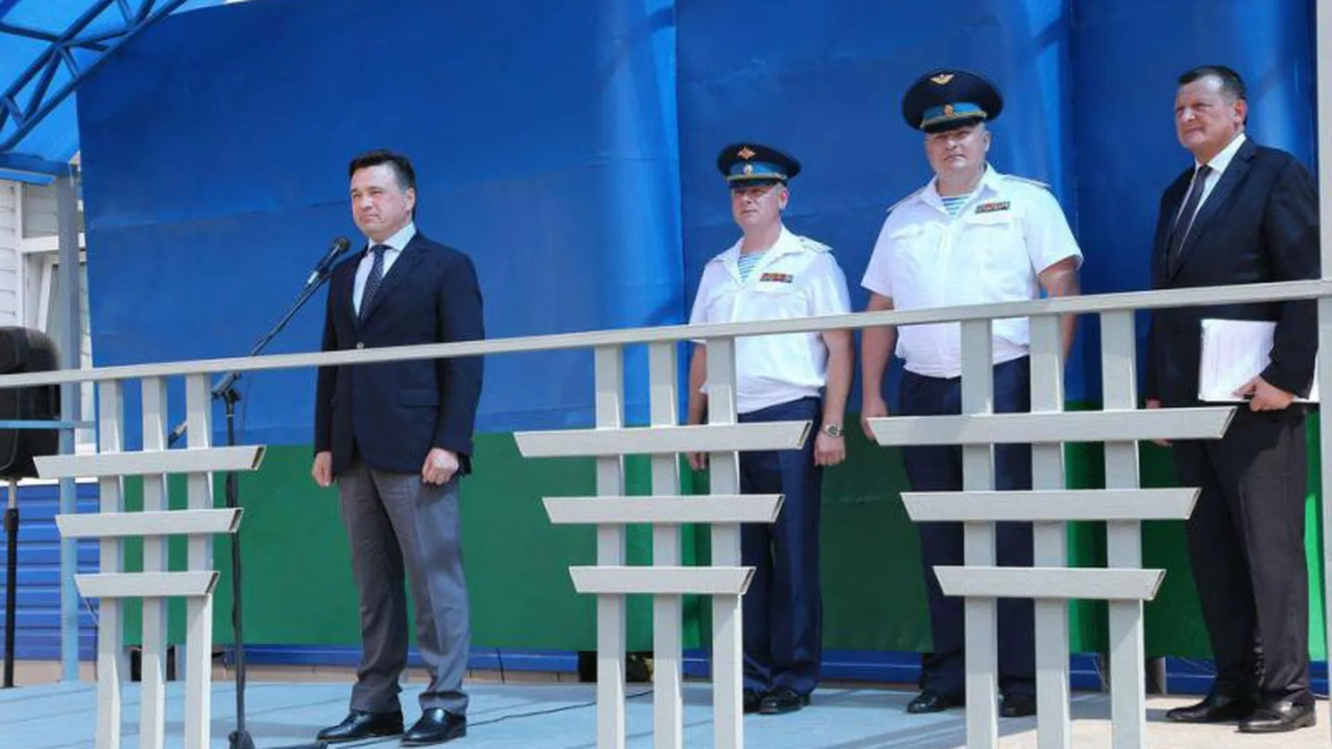 Воробьев поздравил военнослужащих с Днем ВДВ