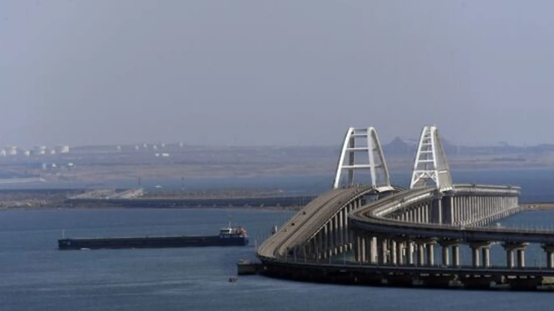 Россия перестала перевозить военные грузы по Крымскому мосту