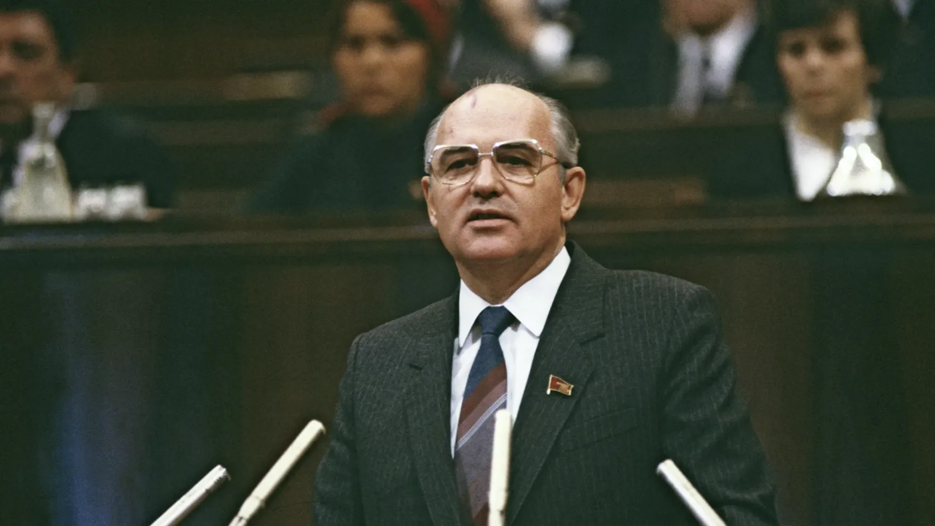 «Умел найти общий язык с людьми». Горбачев не побоялся выйти к толпе протестующих в 1991 году