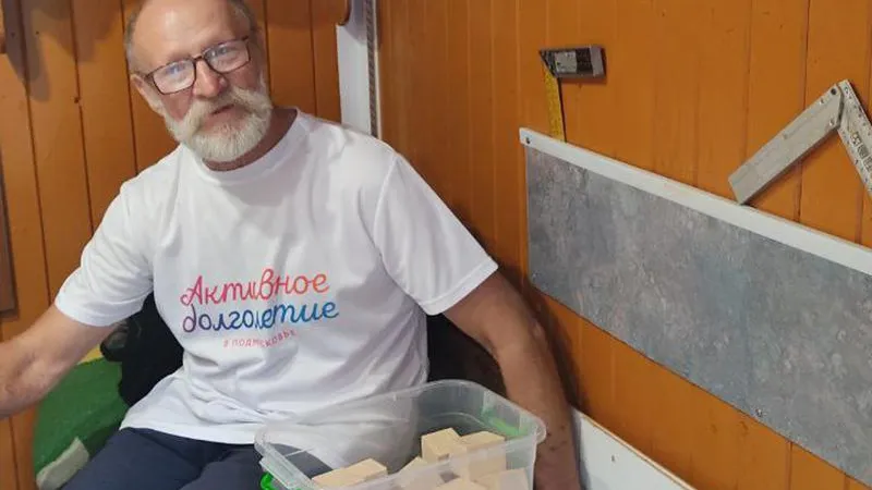 В солидном возрасте житель Серебряных Прудов делает экозаготовки для творчества участников проекта «Активное долголетие»