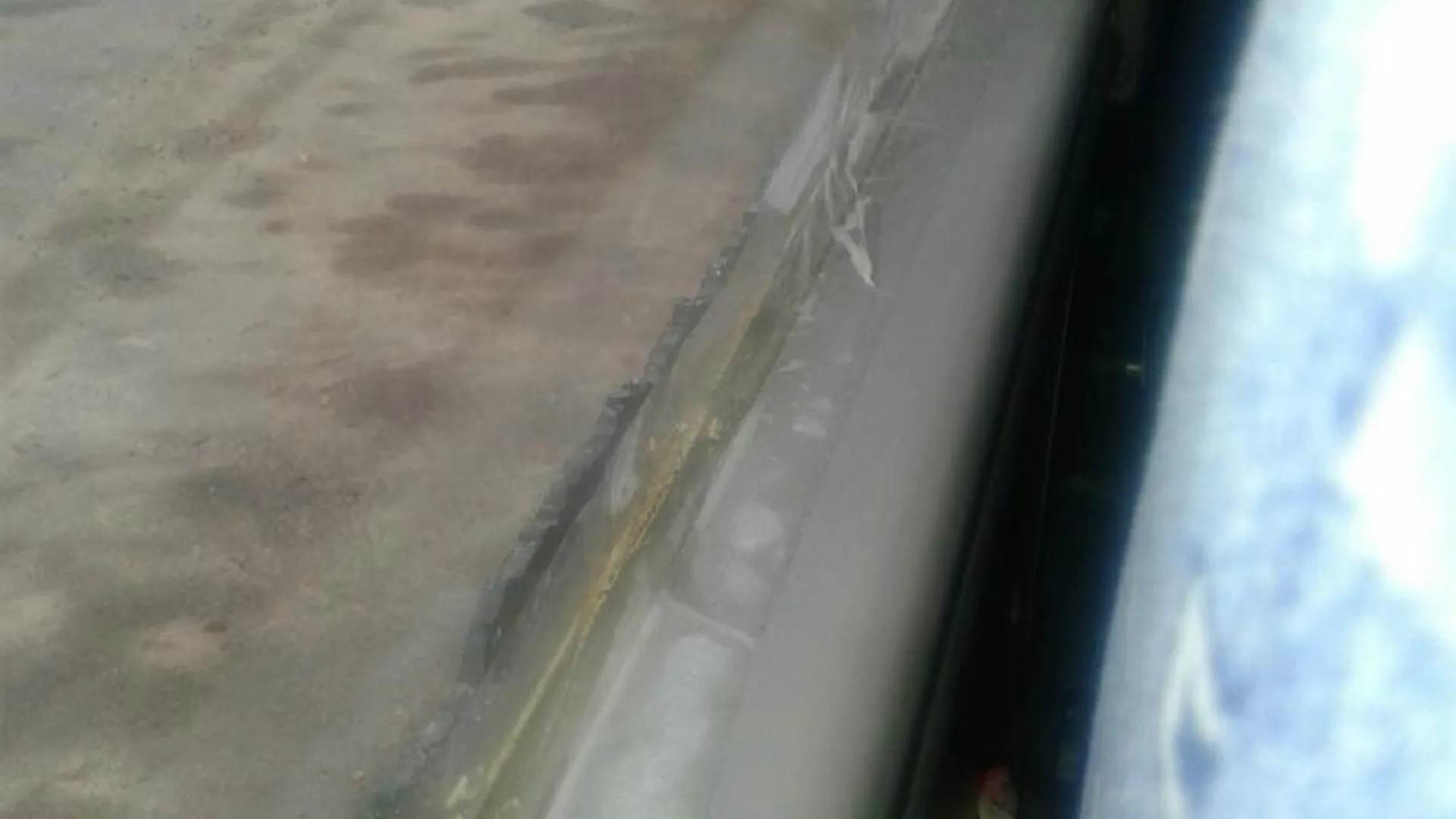 Окно в автобусе Озеры – Москва «отремонтировали» скотчем