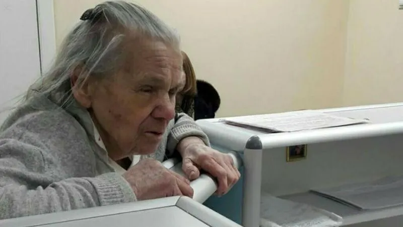 Потерявшую память 90-летнюю старушку в халате и тапочках спасла от «холодной» смерти жительница Долгопрудного