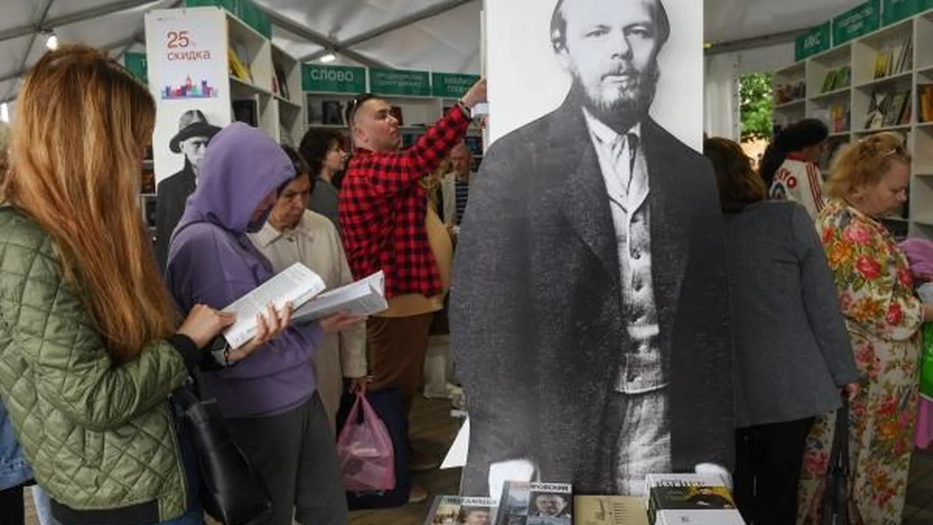 Посетители выбирают книги на IX книжном фестивале «Красная площадь», 2023 год