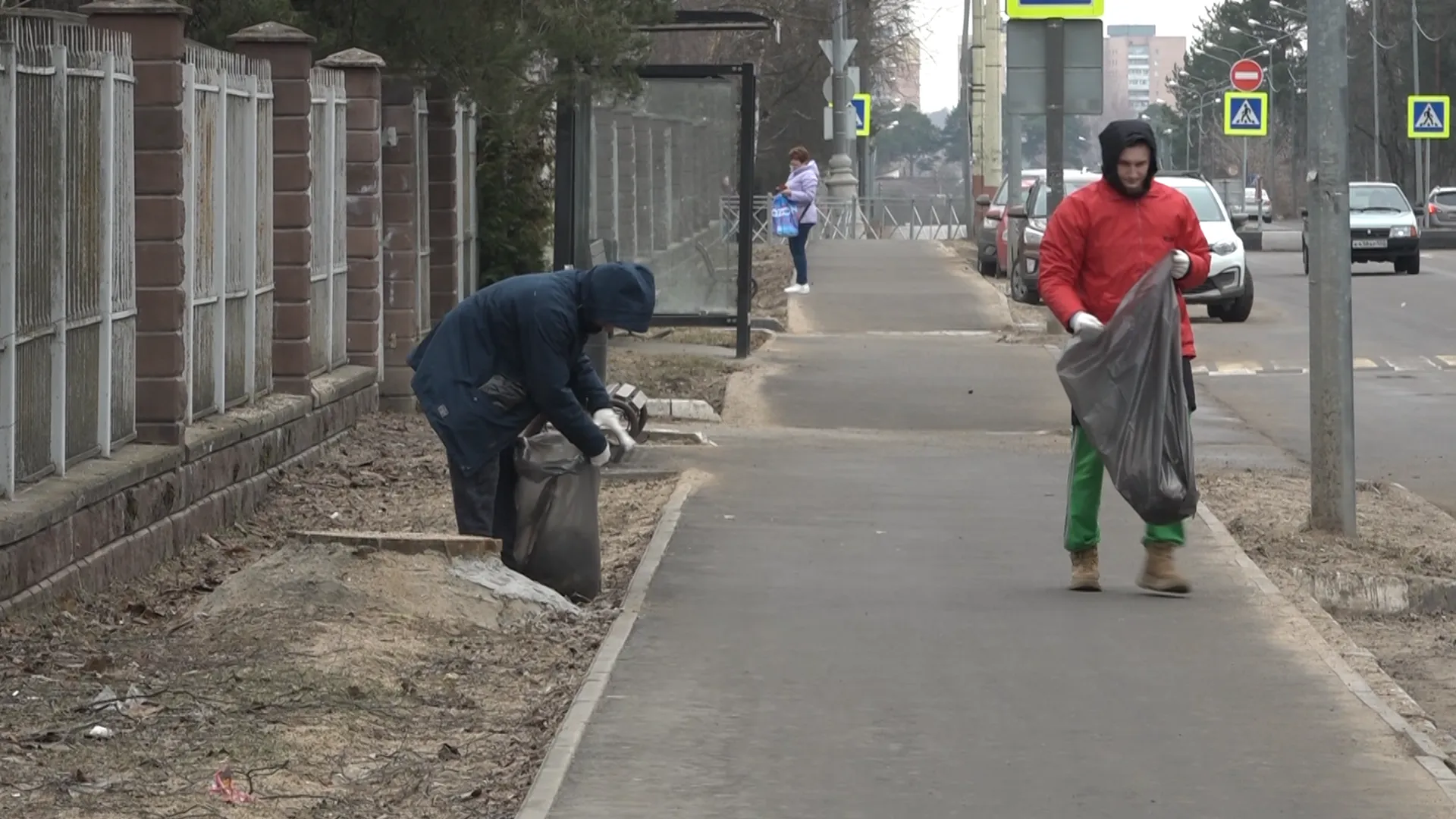Сотрудники городской администрации Дубны вышли на уборку улиц после зимы
