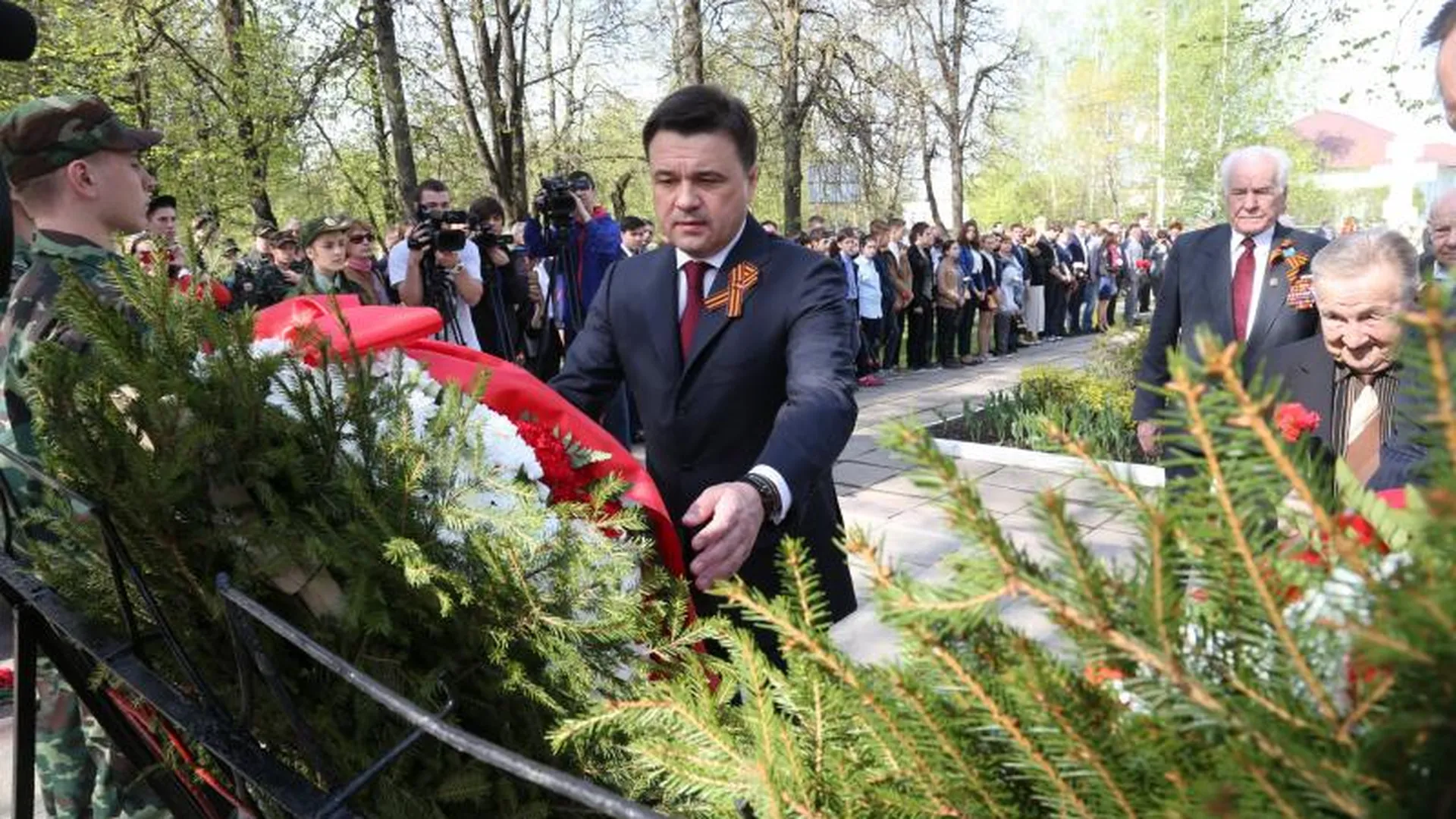 Воробьев возложил цветы к мемориалу погибшим воинам в Истре