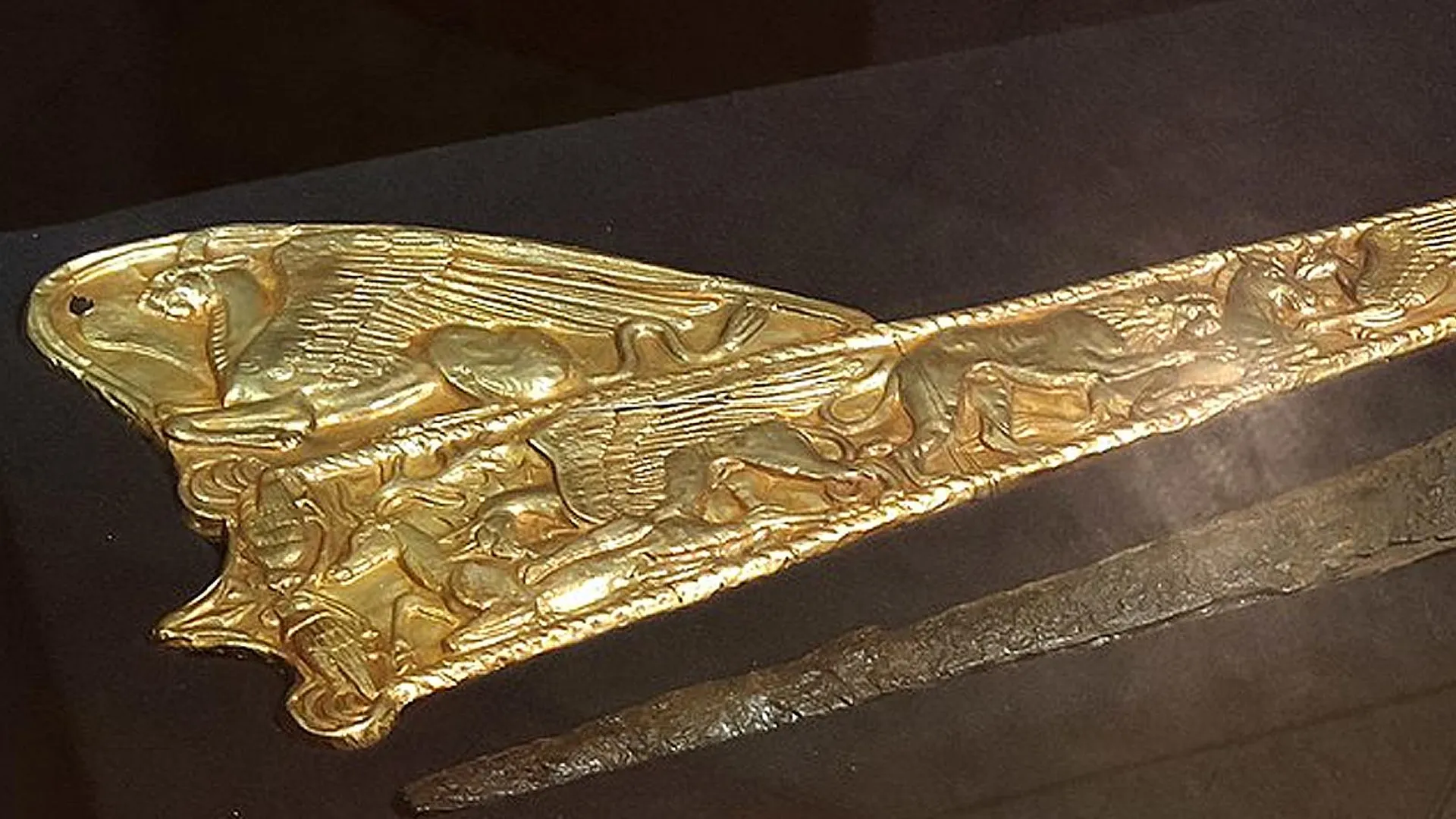 Экспонат выставки «Скифское золото»: золотые ножны скифского меча, IV век до нашей эры, деталь