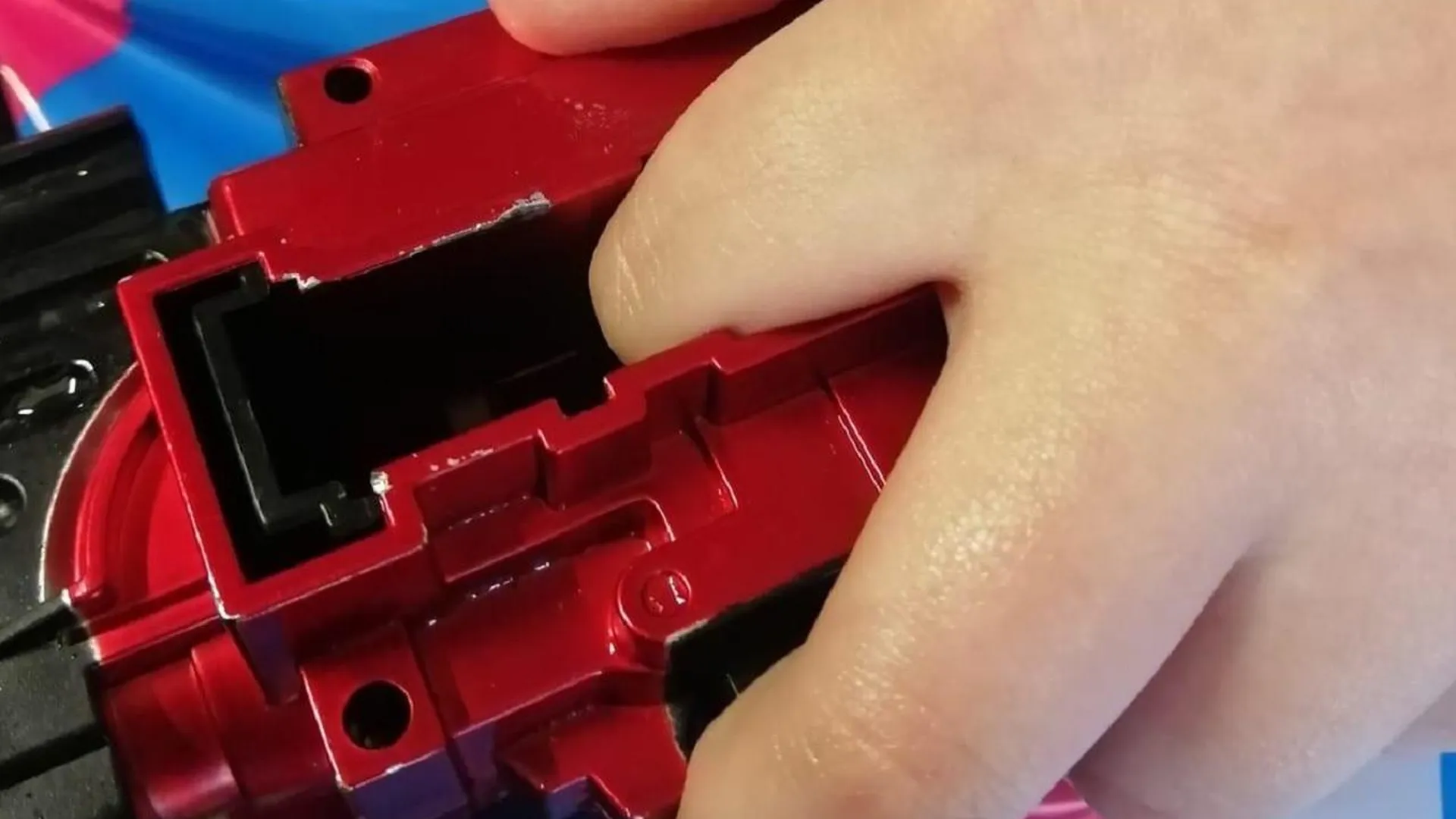 Подмосковные спасатели помогли подростку, чей палец застрял в игрушечном автомате