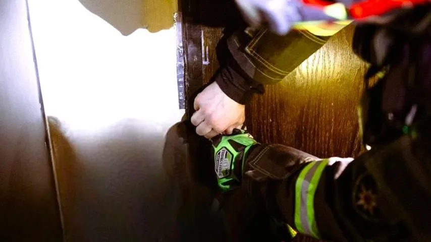 «Кричала о помощи»: подмосковные спасатели вскрыли дверь квартиры, хозяйка которой не могла ходить