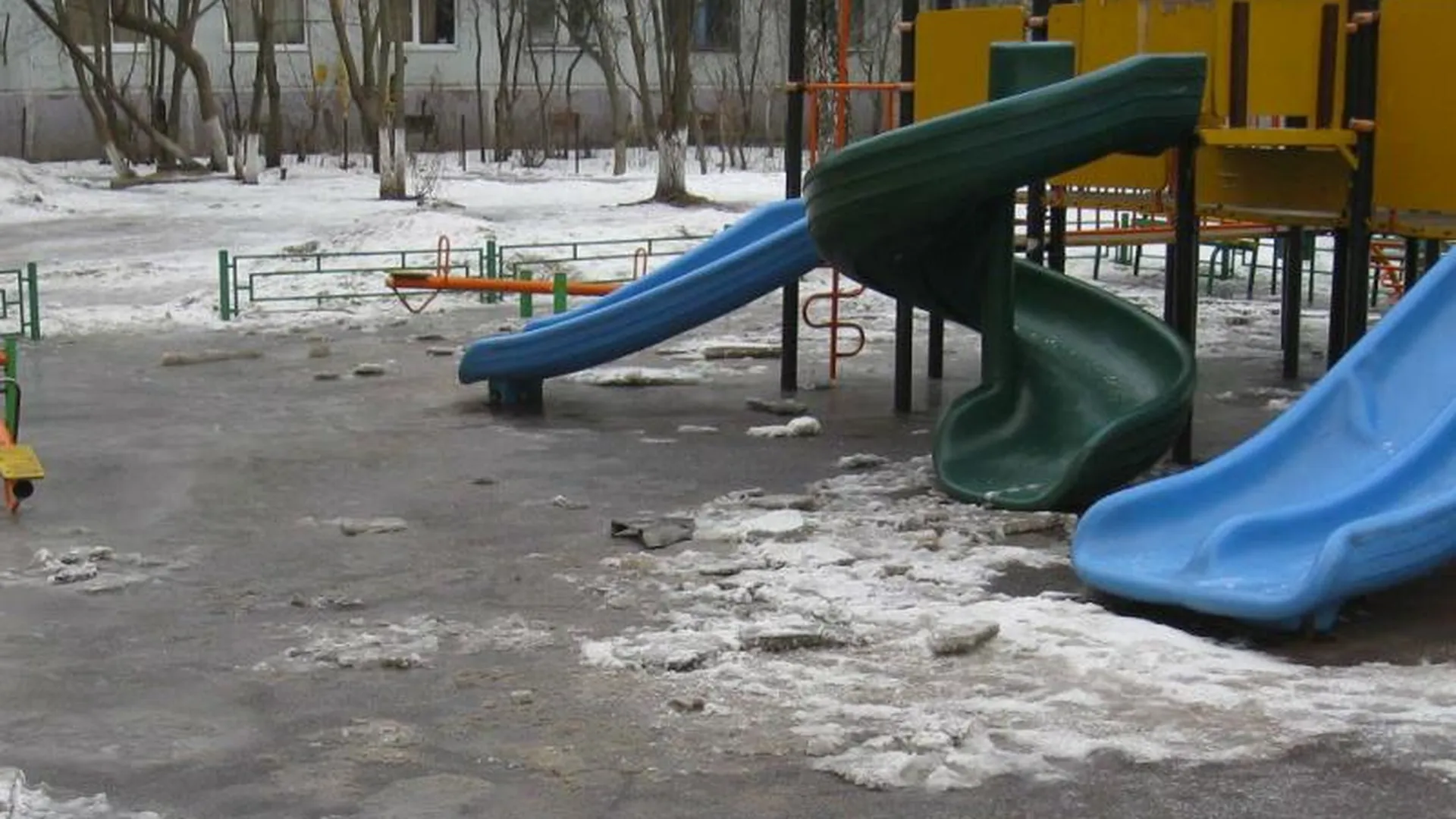 Опасные детские площадки выявили в Нахабине