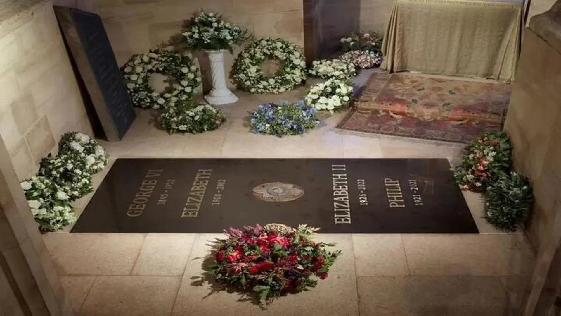 Букингемский дворец опубликовал первое фото надгробной плиты Елизаветы II