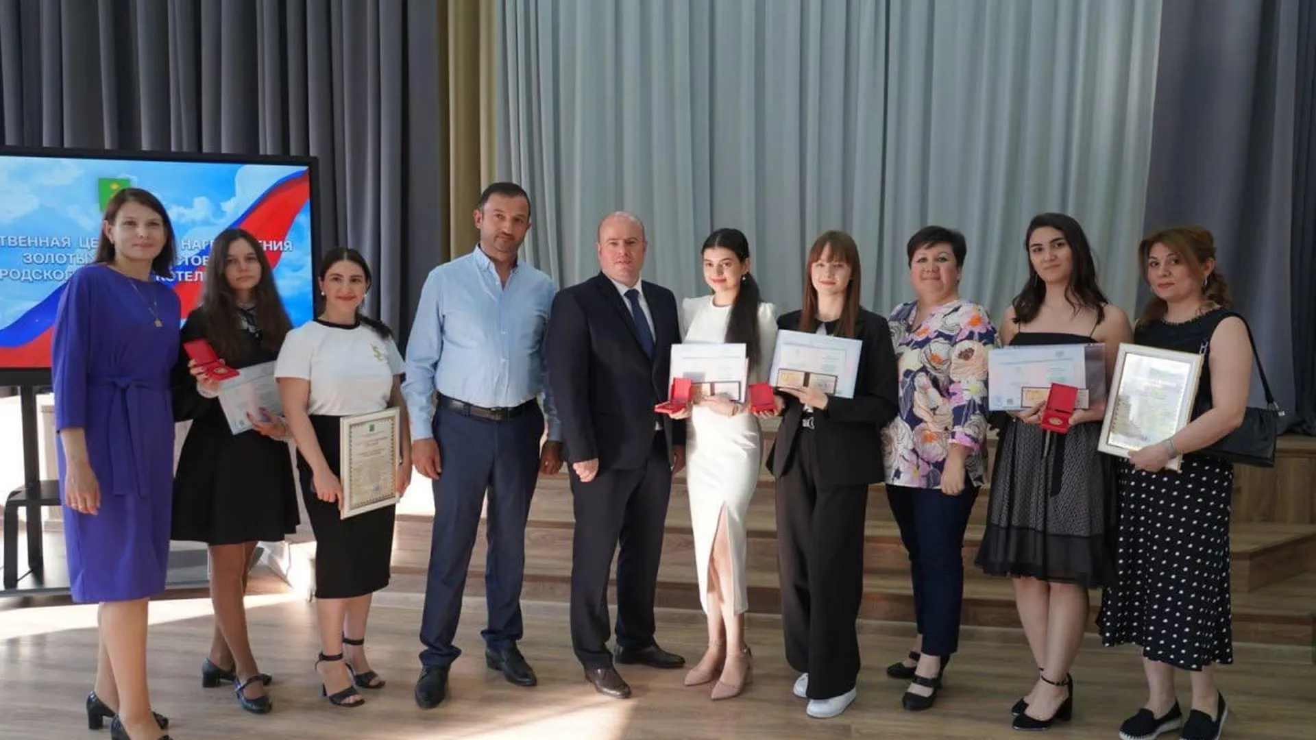 Сергей Жигалкин поздравил выпускников-медалистов с успешным окончанием школы