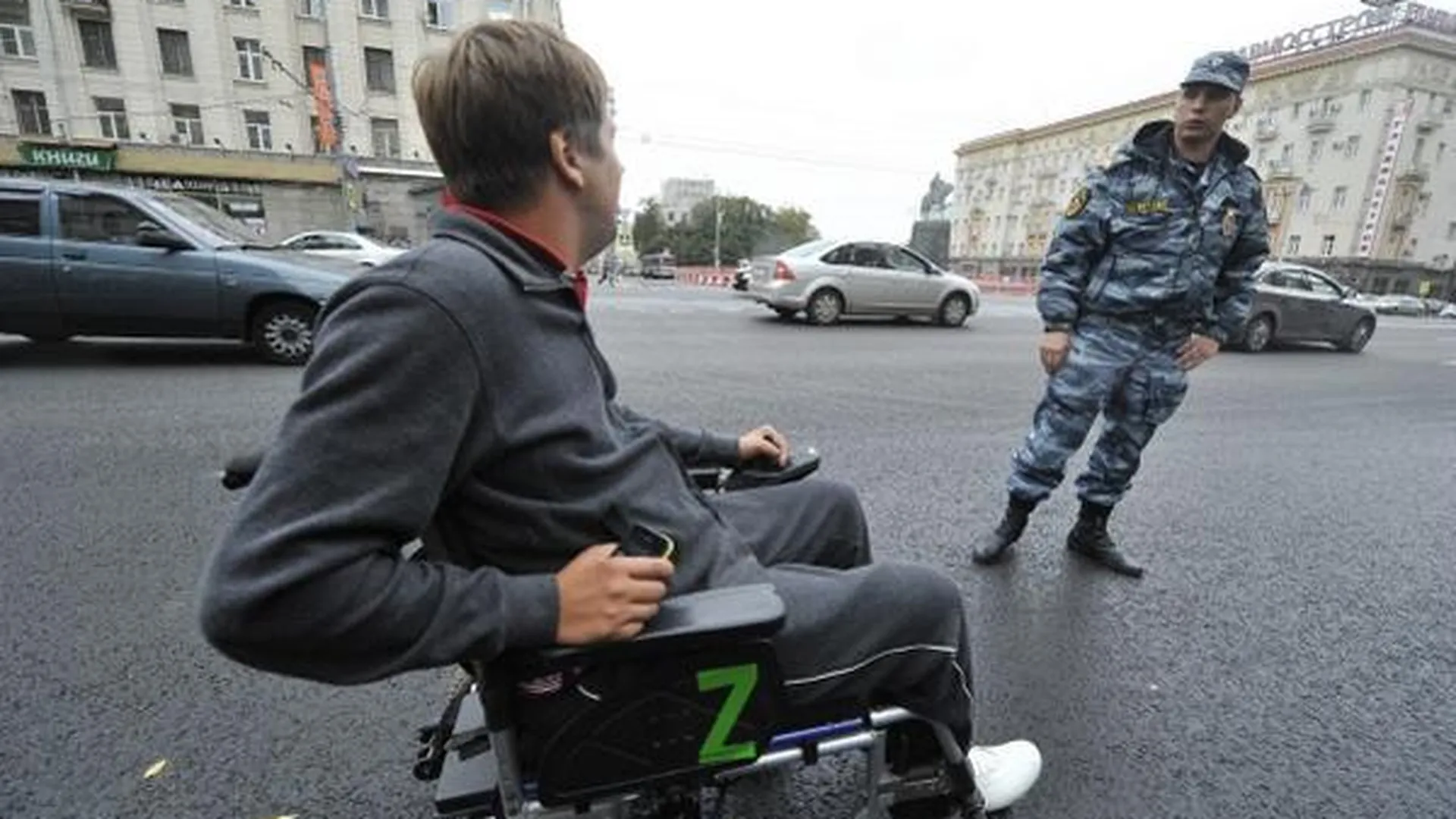 Инвалиды-колясочники проверят доступность Пушкинского района