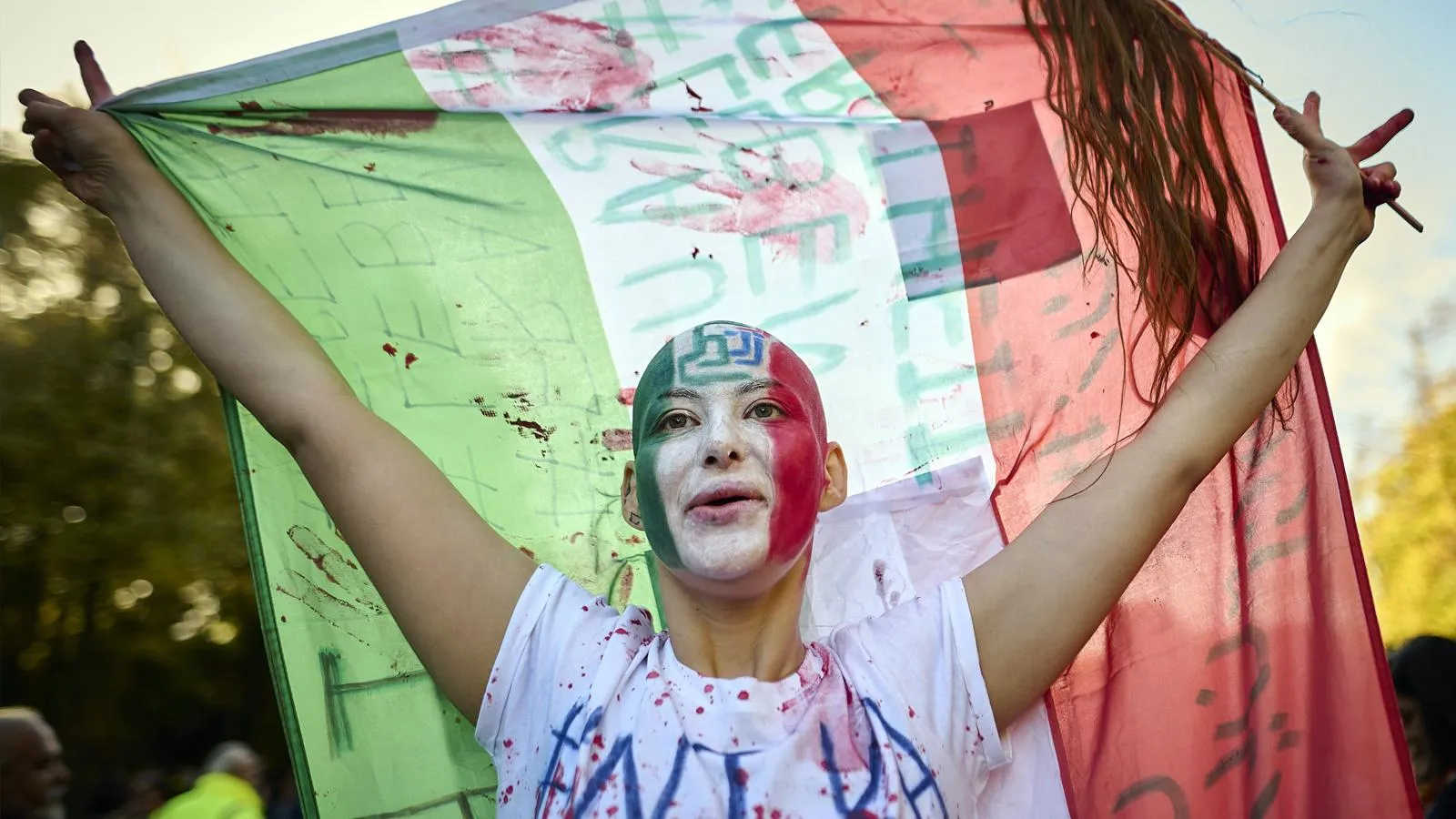 Участница берлинского марша солидарности с протестующими в Иране
