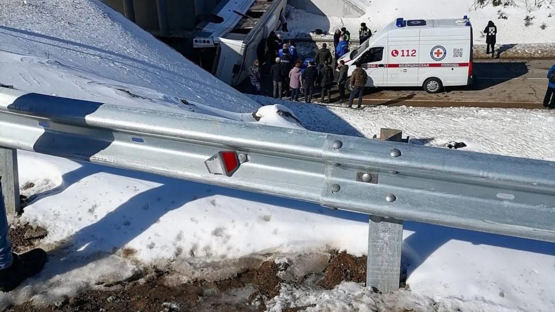 Минздрав Подмосковья рассказал о травмах пассажиров после падения автобуса в Волоколамске