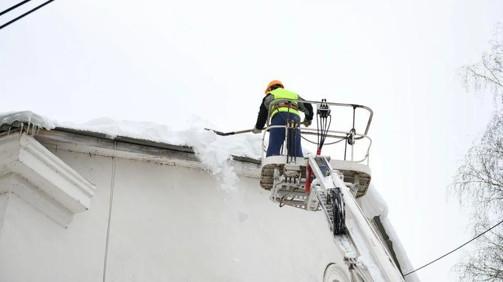 Почти три тысячи крыш халтурно очистили от снега в Подмосковье