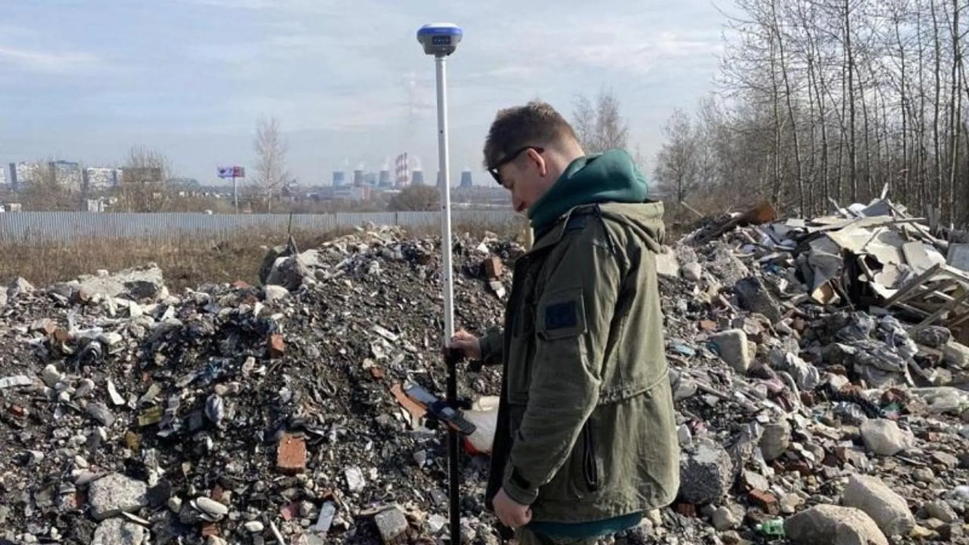 Инспекторы эконадзора рассчитываю ущерб, нанесенный почвам в Ленинском округе