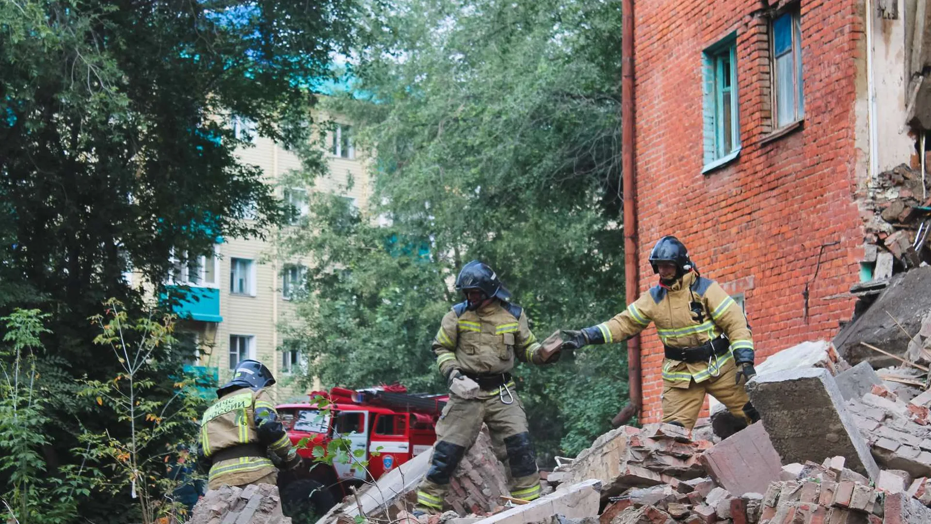 Названа возможная причина обрушения стены дома в Омске