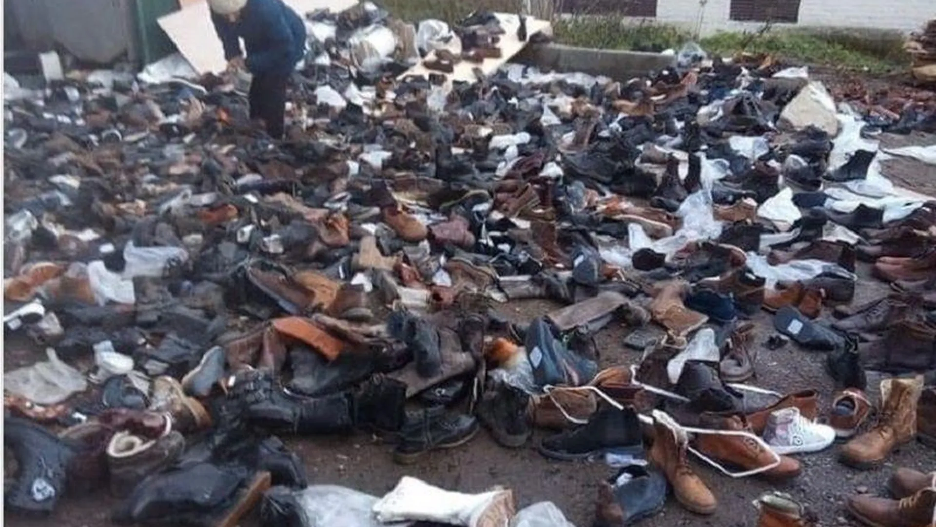 Найди себе пару: гору новой обуви выбросили в Жуковском