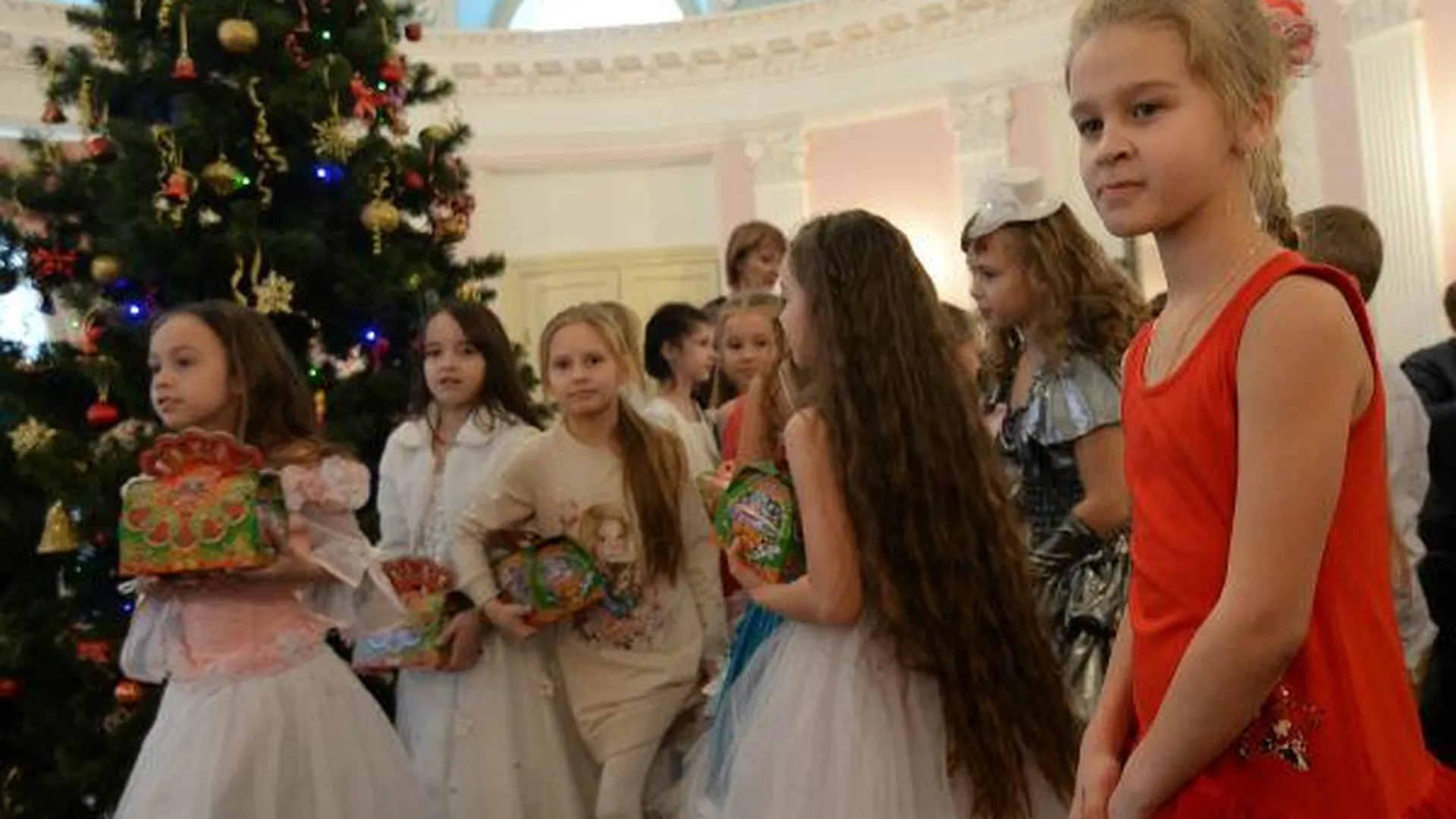 Шесть тысяч детей из Подмосковья пригласят на губернаторскую елку