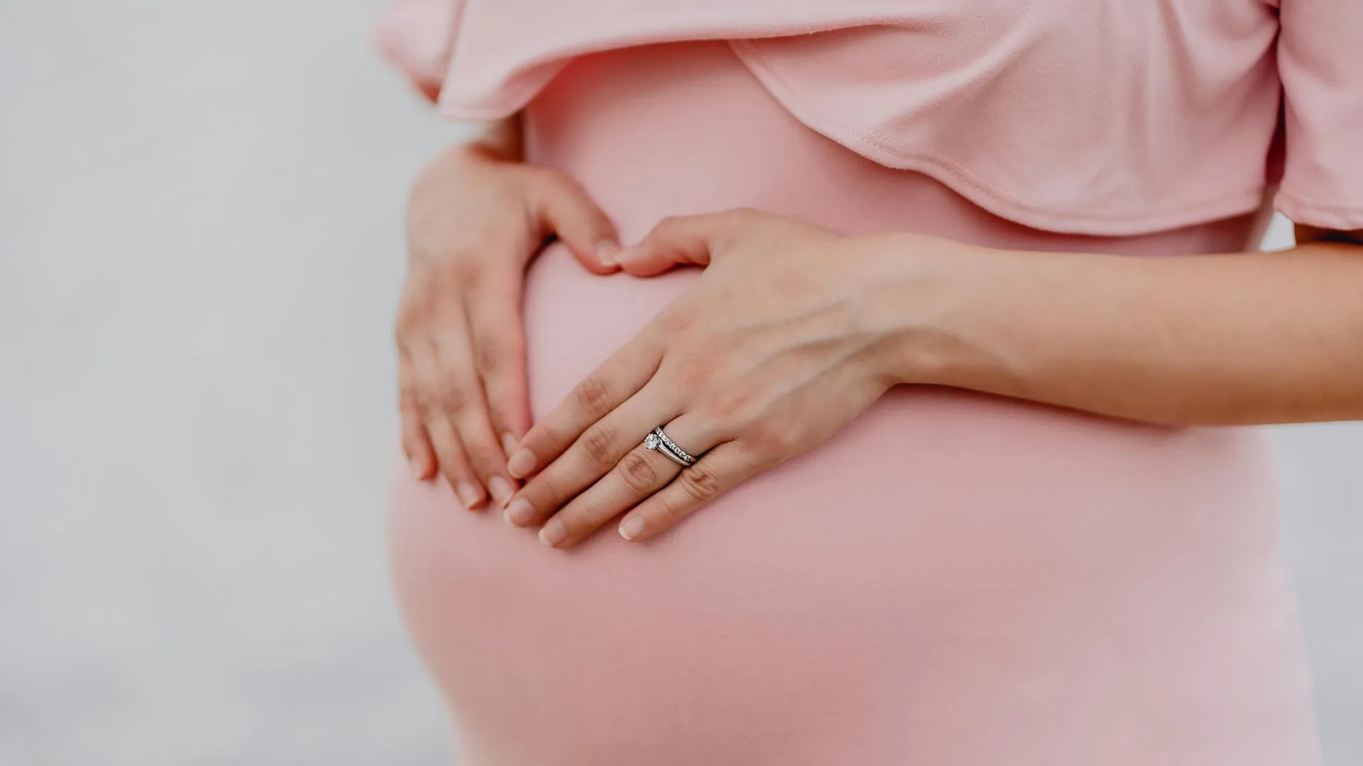 Жителям Подмосковья рассказали о последствиях курения во время беременности