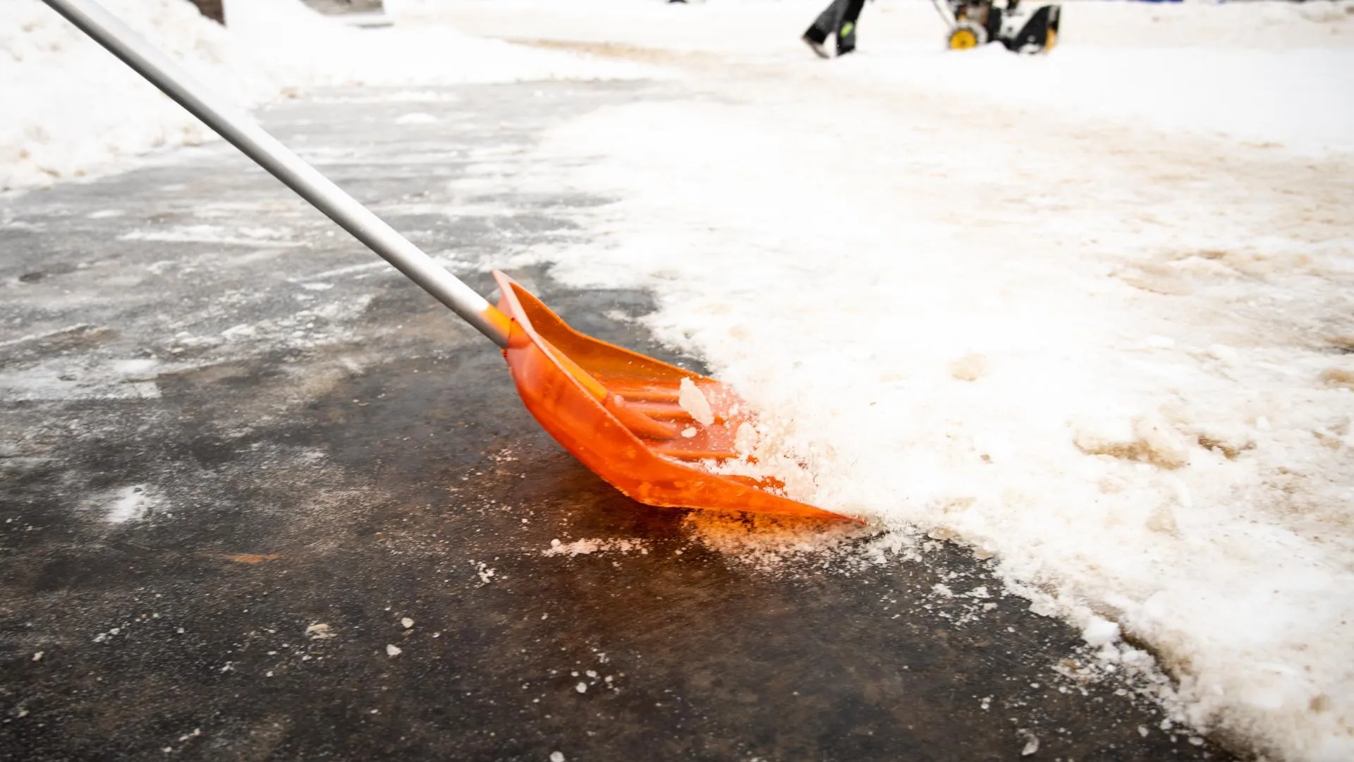 Коммунальные службы Подмосковья отработали более шести тысяч задач по уборке снега за два дня