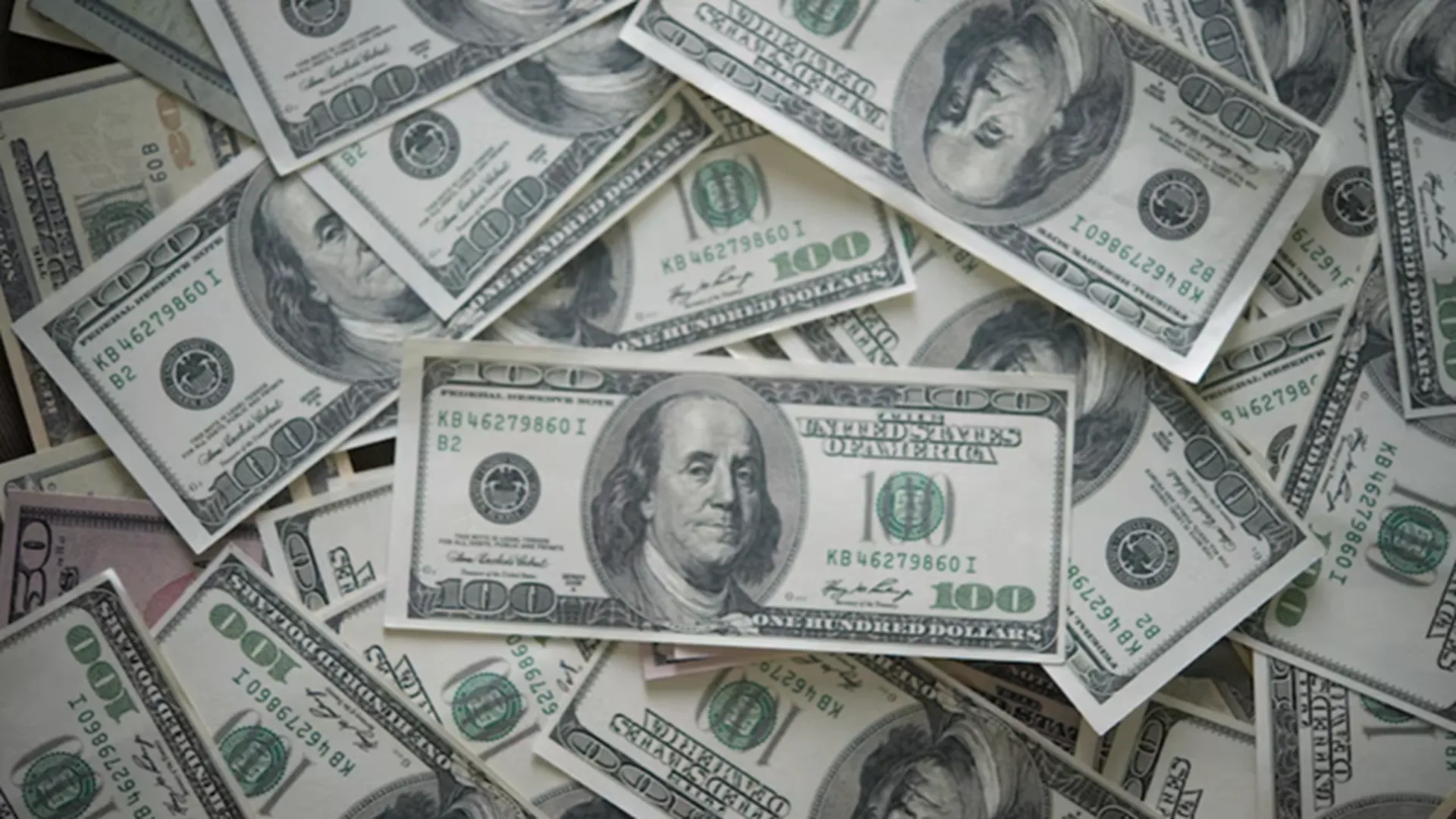 Стоит ли россиянам закупаться долларами прямо сейчас — разбор экономиста