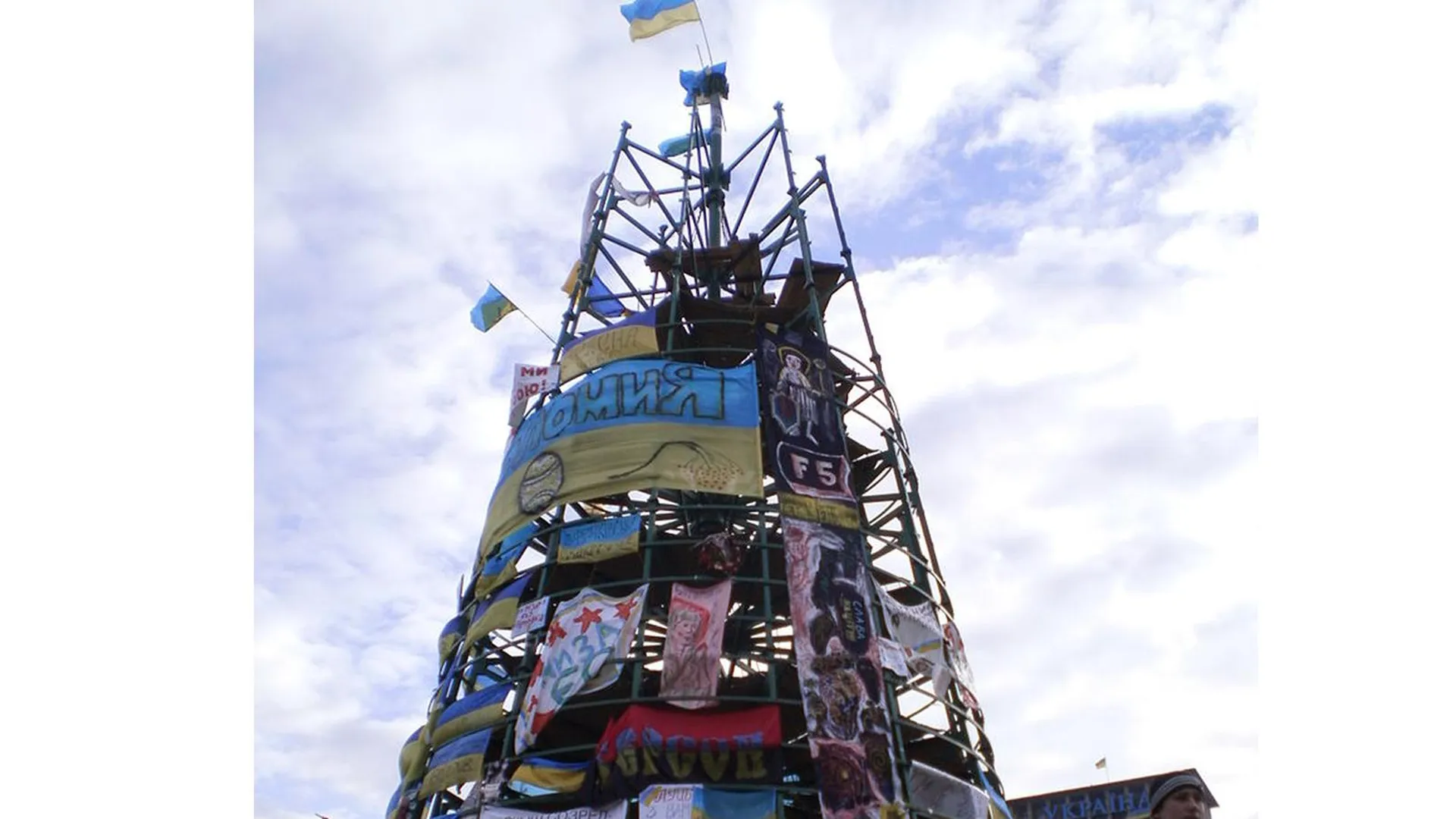 «Революционная» елка на Майдане Незалежности, декабрь 2013 года