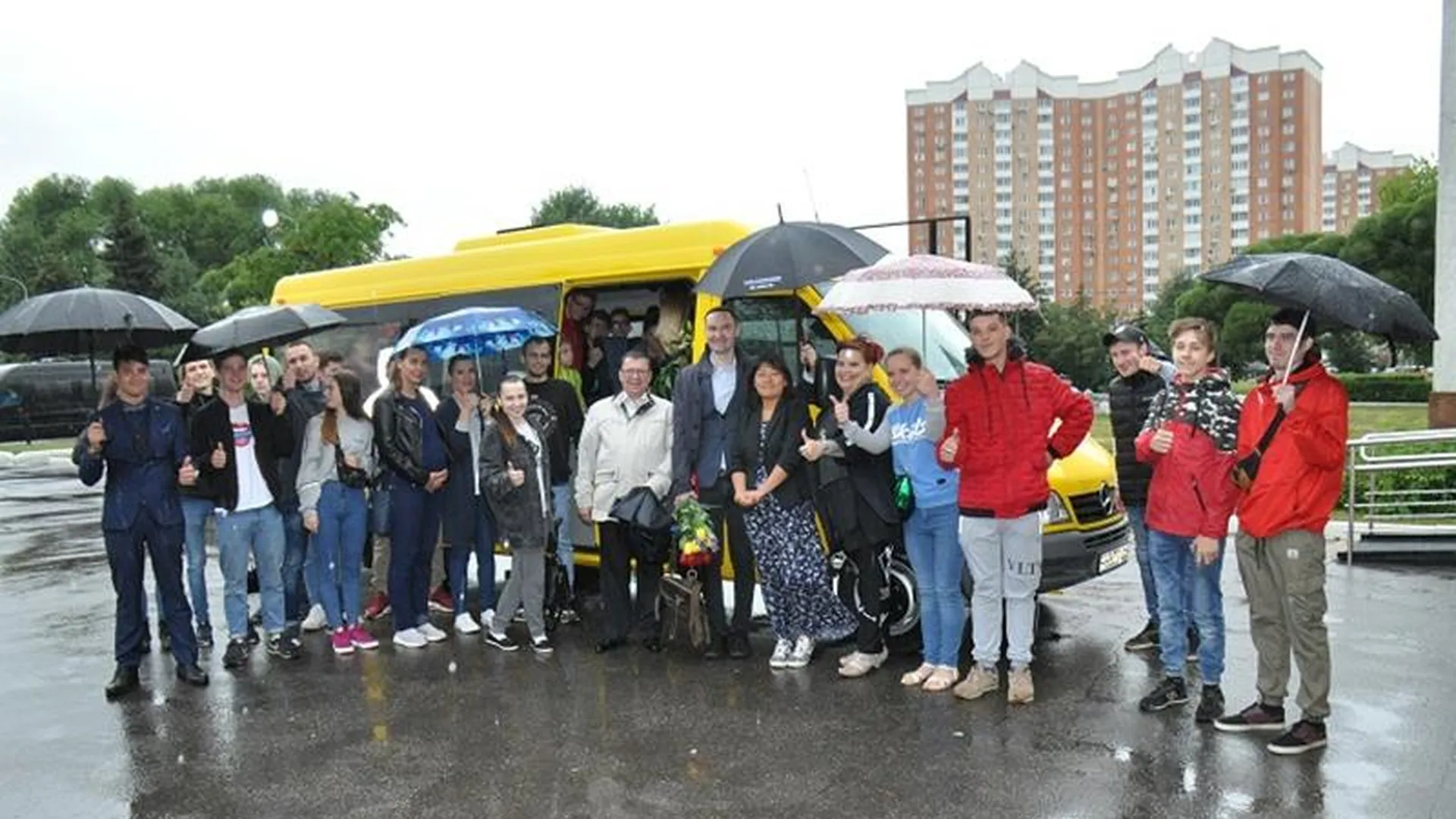 Семье с 44 детьми из Подольска подарили автобус