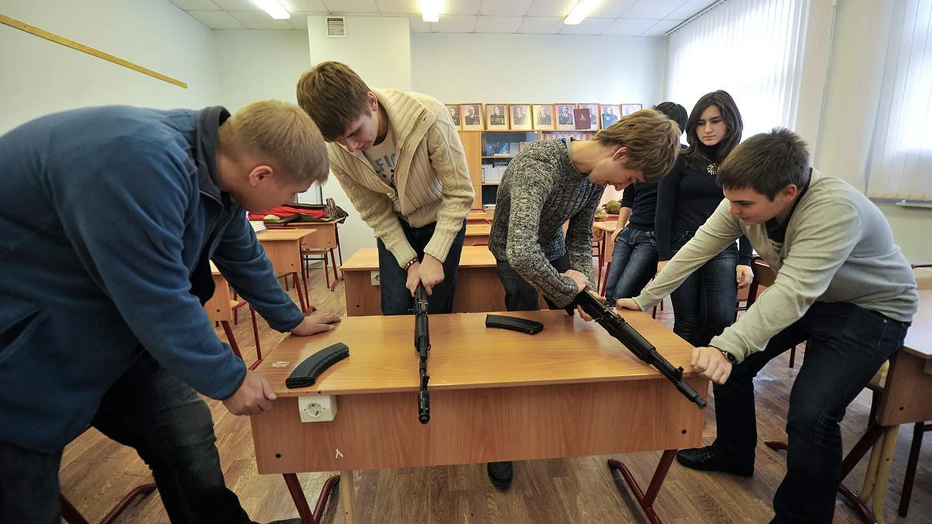 Военную подготовку предложили ввести в украинских школах