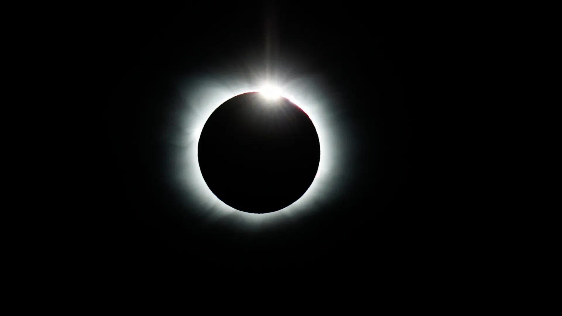 Полное солнечное затмение в 2021 году. На фотографии также видно астрономическое явление, которое называют Бриллиантовое кольцо. Фото: Felipe Trueba / XinHua