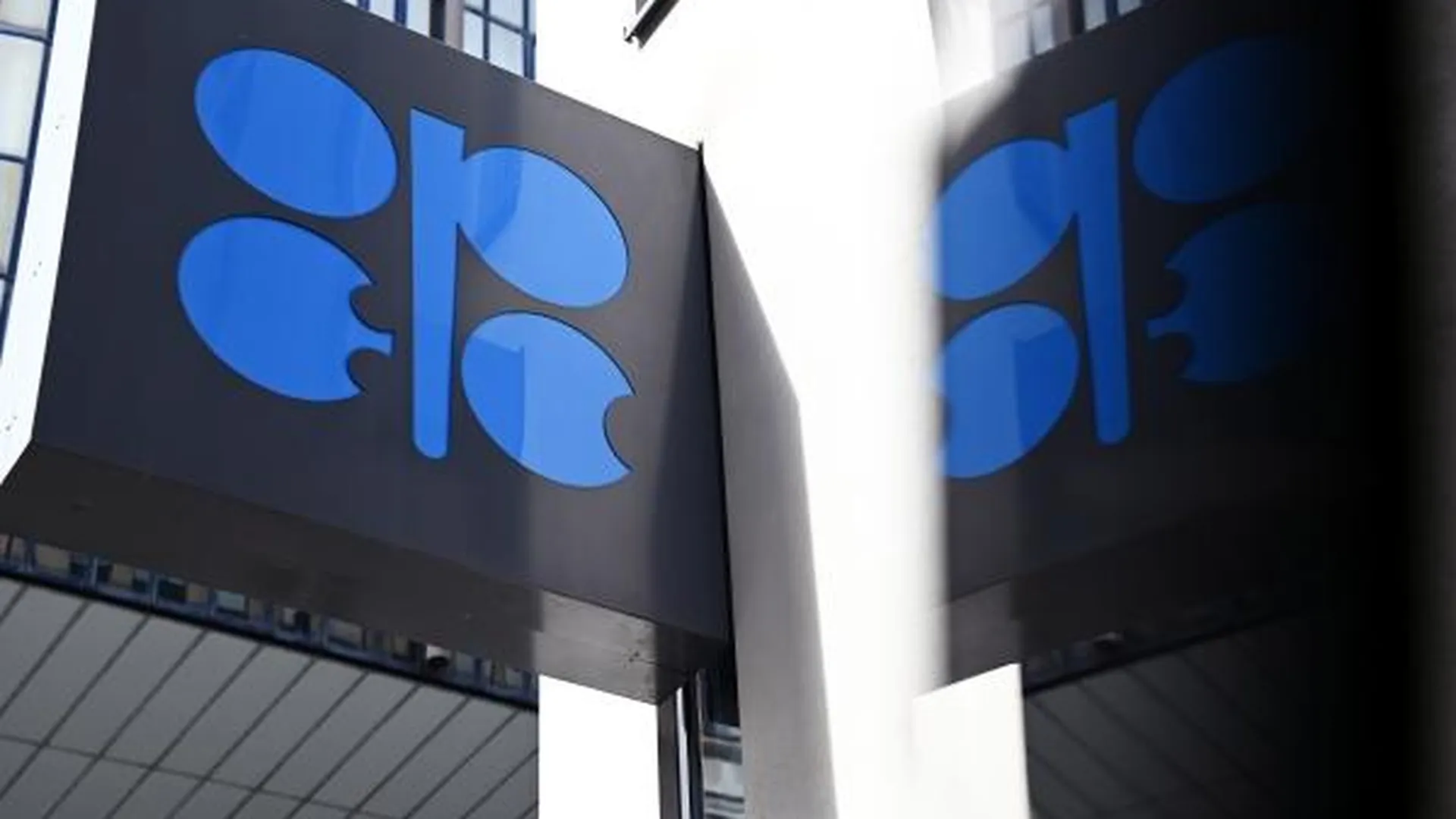Логотип Организации стран-экспортеров нефти (ОПЕК) на здании штаб-квартиры организации в Вене