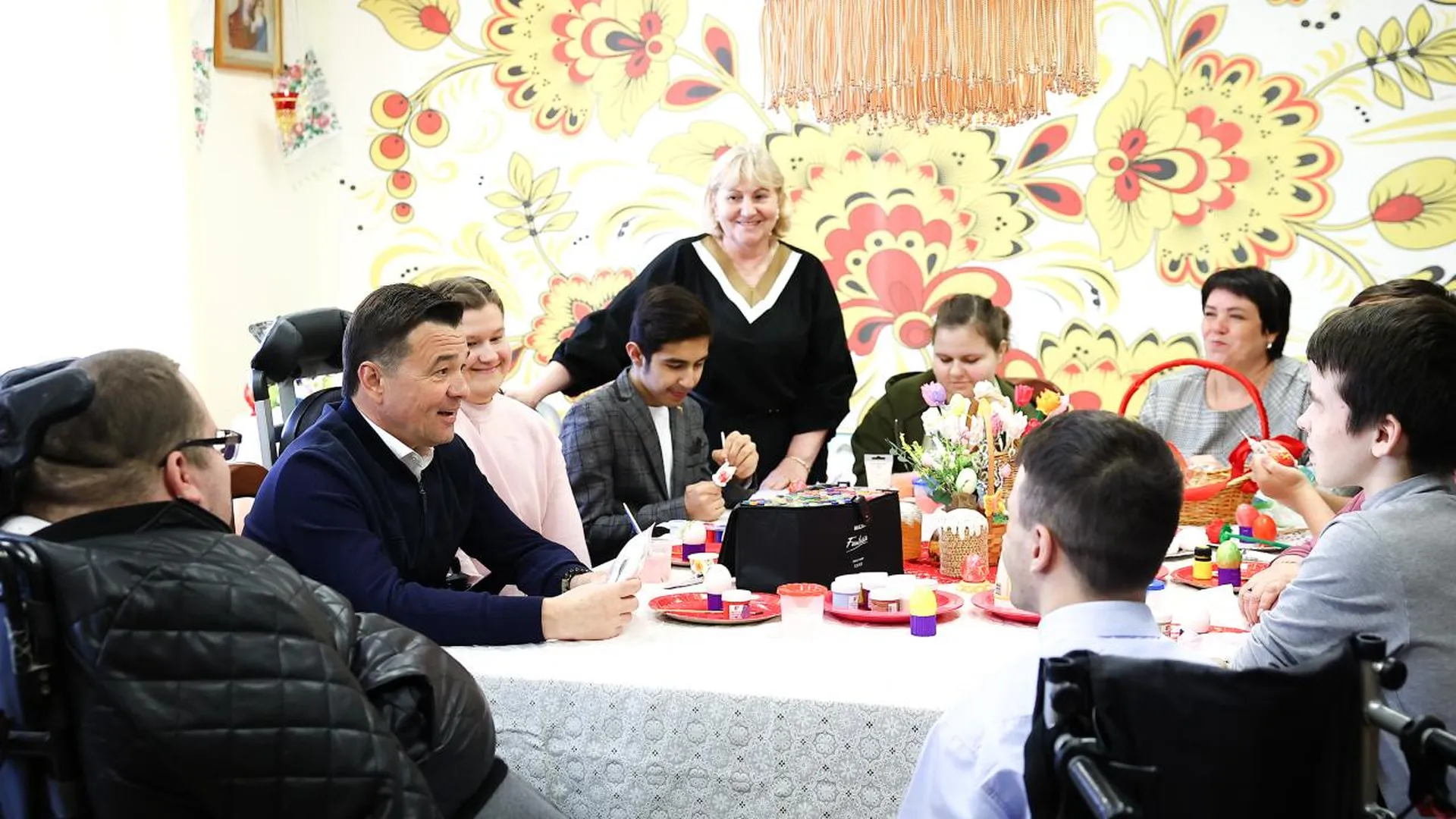 Андрей Воробьев навестил ребят, воспитывающихся в Семейном центре «Дмитровский»