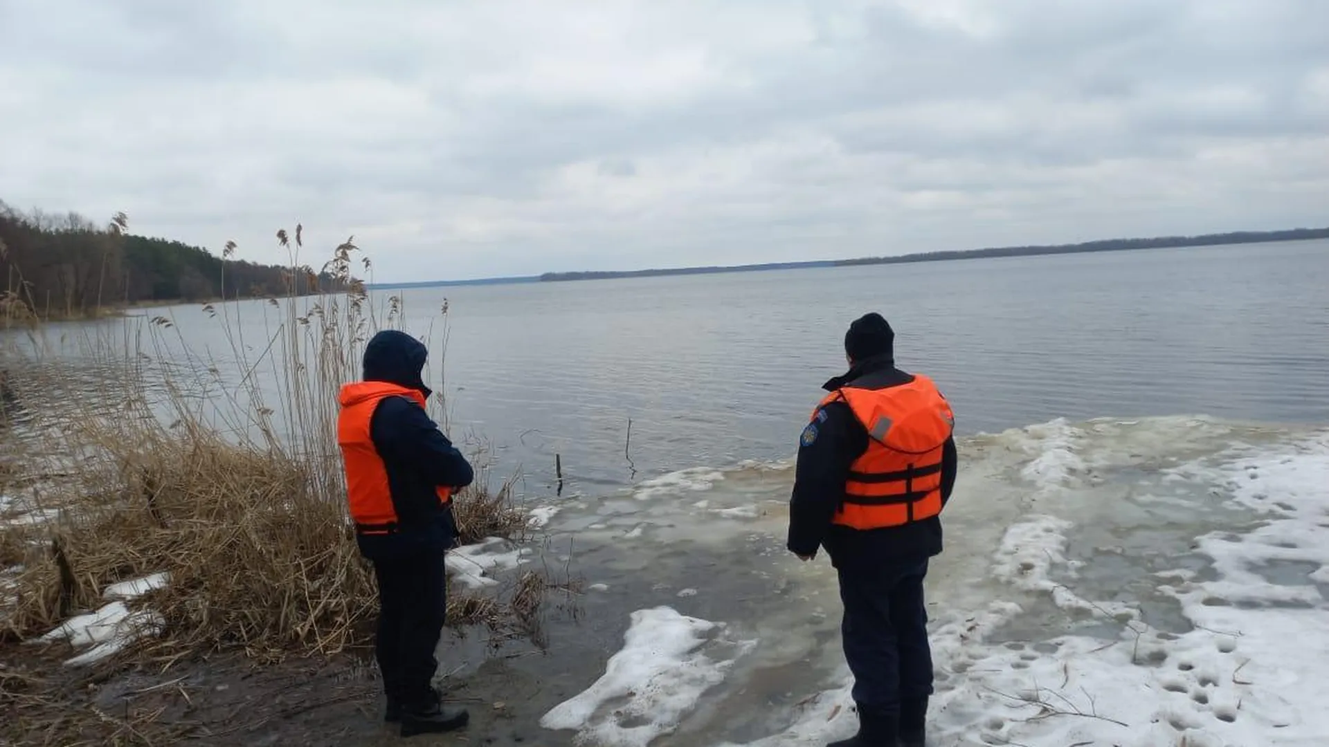 Подмосковные спасатели предостерегли жителей от выхода на тонкий лед
