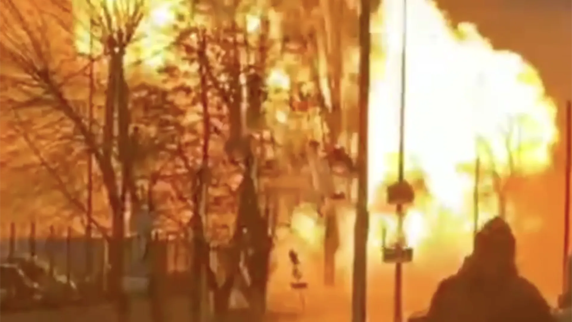 Салон автомобилей Tesla загорелся в Киеве