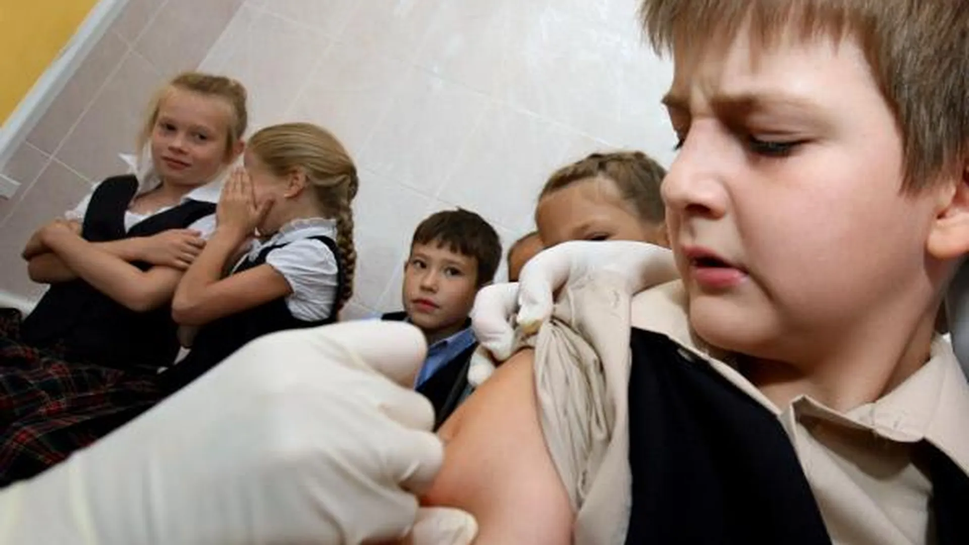 В Московской области детям начали делать прививки против гриппа